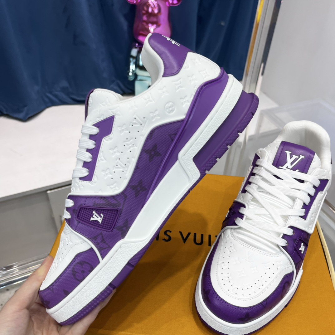 新配色 东莞高端货源 顶级版本 LV-路易-威登2022走秀新款 情侣款
原版1：1开发复刻！！上脚非常舒适 做工精细
鞋面由意大利进口小牛皮拼接，侧边饰有品牌LOGO标志及签名，牛皮垫脚➕网布内里，脚感超舒适。原厂特供原版双色TPU组合大底。套包工艺 固特异缝合锁边
size：35-45标准码