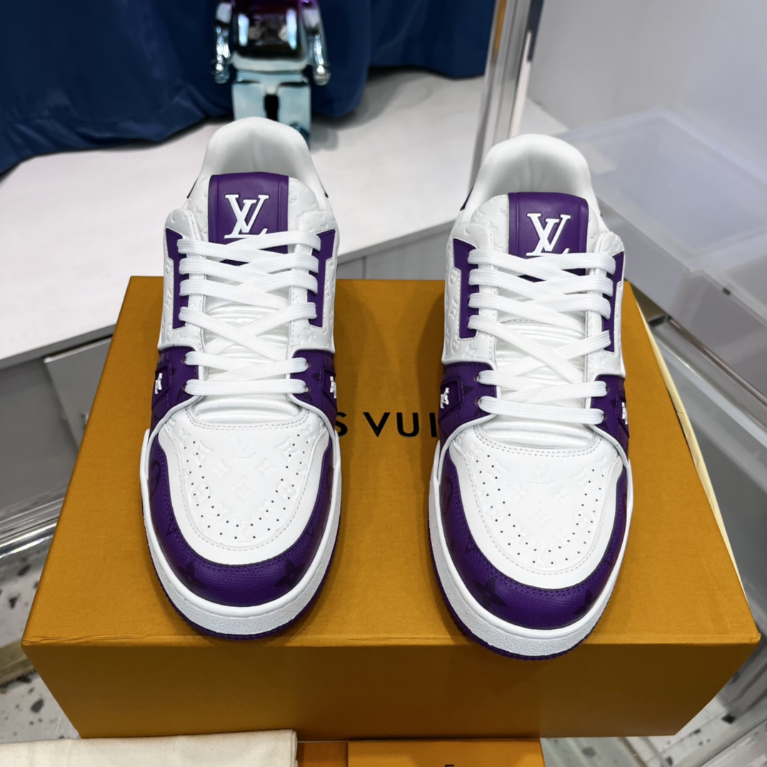 新配色 东莞高端货源 顶级版本 LV-路易-威登2022走秀新款 情侣款
原版1：1开发复刻！！上脚非常舒适 做工精细
鞋面由意大利进口小牛皮拼接，侧边饰有品牌LOGO标志及签名，牛皮垫脚➕网布内里，脚感超舒适。原厂特供原版双色TPU组合大底。套包工艺 固特异缝合锁边
size：35-45标准码