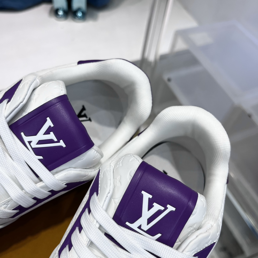 新配色 东莞高端货源 顶级版本 LV-路易-威登2022走秀新款 情侣款
原版1：1开发复刻！！上脚非常舒适 做工精细
鞋面由意大利进口小牛皮拼接，侧边饰有品牌LOGO标志及签名，牛皮垫脚➕网布内里，脚感超舒适。原厂特供原版双色TPU组合大底。套包工艺 固特异缝合锁边
size：35-45标准码
