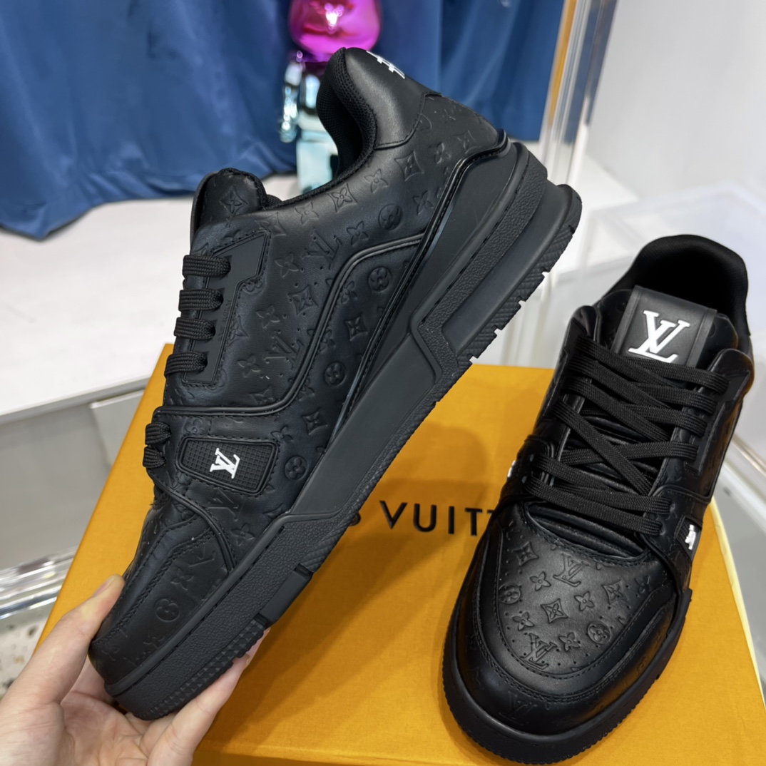 新配色 东莞高端货源 顶级版本 LV-路易-威登2022走秀新款 男款
原版1：1开发复刻！！上脚非常舒适 做工精细
鞋面由意大利进口小牛皮拼接，侧边饰有品牌LOGO标志及签名，牛皮垫脚➕网布内里，脚感超舒适。原厂特供原版双色TPU组合大底。套包工艺 固特异缝合锁边
size：39-45标准码