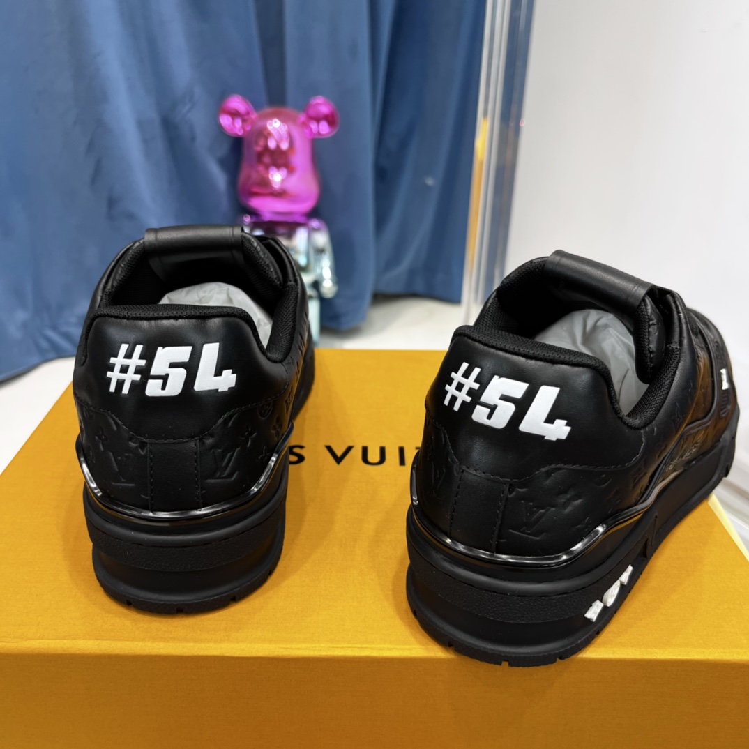 新配色 东莞高端货源 顶级版本 LV-路易-威登2022走秀新款 男款
原版1：1开发复刻！！上脚非常舒适 做工精细
鞋面由意大利进口小牛皮拼接，侧边饰有品牌LOGO标志及签名，牛皮垫脚➕网布内里，脚感超舒适。原厂特供原版双色TPU组合大底。套包工艺 固特异缝合锁边
size：39-45标准码