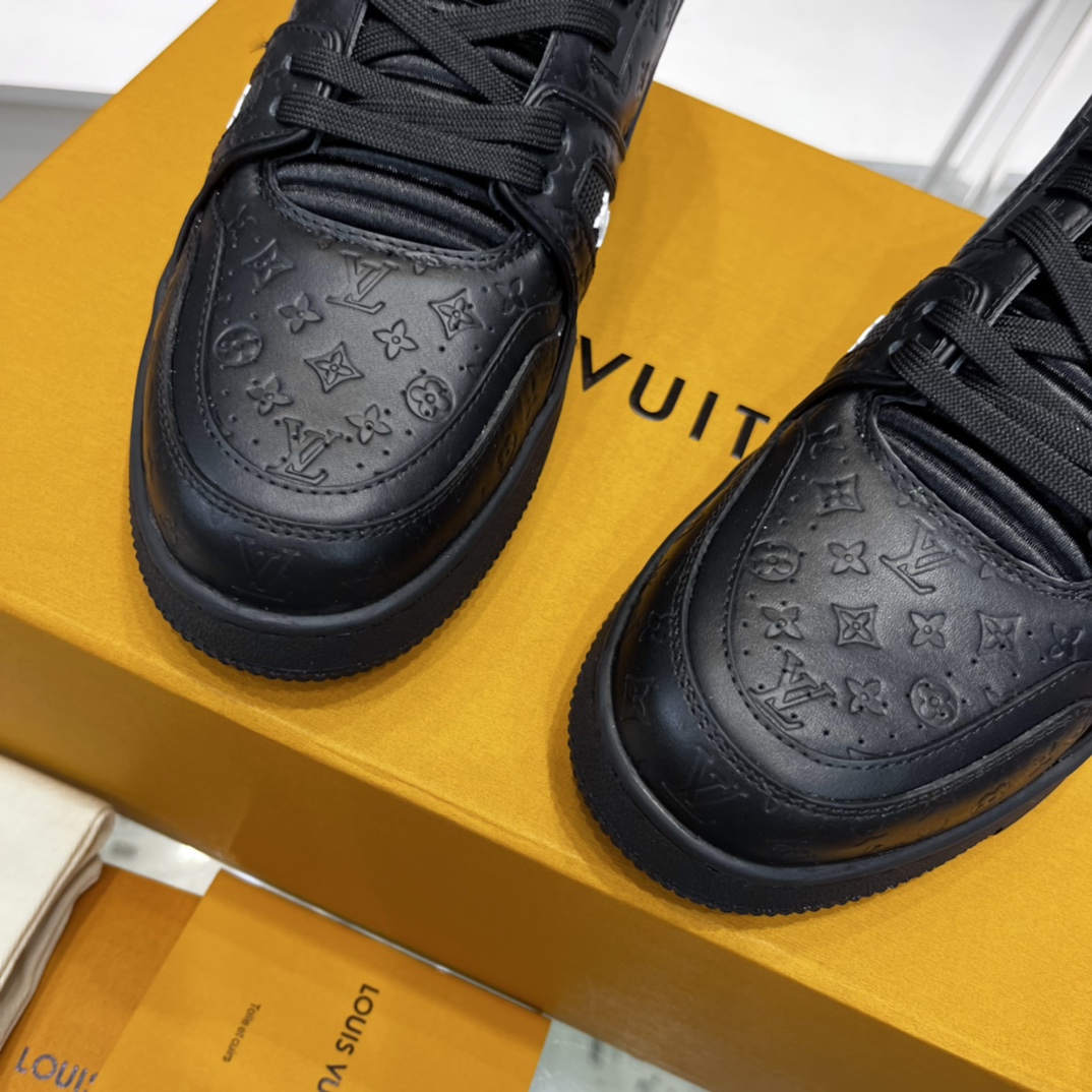 新配色 东莞高端货源 顶级版本 LV-路易-威登2022走秀新款 男款
原版1：1开发复刻！！上脚非常舒适 做工精细
鞋面由意大利进口小牛皮拼接，侧边饰有品牌LOGO标志及签名，牛皮垫脚➕网布内里，脚感超舒适。原厂特供原版双色TPU组合大底。套包工艺 固特异缝合锁边
size：39-45标准码