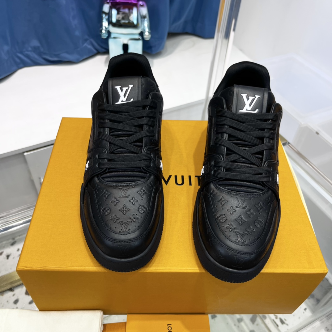 新配色 东莞高端货源 顶级版本 LV-路易-威登2022走秀新款 男款
原版1：1开发复刻！！上脚非常舒适 做工精细
鞋面由意大利进口小牛皮拼接，侧边饰有品牌LOGO标志及签名，牛皮垫脚➕网布内里，脚感超舒适。原厂特供原版双色TPU组合大底。套包工艺 固特异缝合锁边
size：39-45标准码