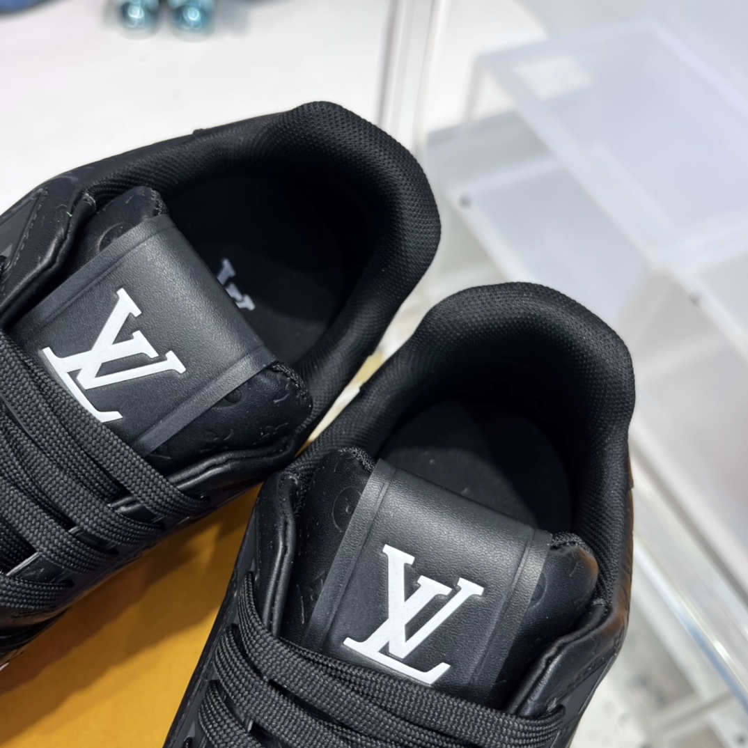新配色 东莞高端货源 顶级版本 LV-路易-威登2022走秀新款 男款
原版1：1开发复刻！！上脚非常舒适 做工精细
鞋面由意大利进口小牛皮拼接，侧边饰有品牌LOGO标志及签名，牛皮垫脚➕网布内里，脚感超舒适。原厂特供原版双色TPU组合大底。套包工艺 固特异缝合锁边
size：39-45标准码