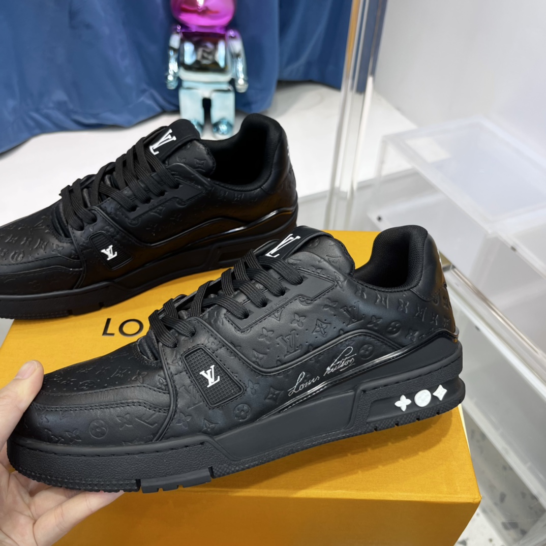 新配色 东莞高端货源 顶级版本 LV-路易-威登2022走秀新款 男款
原版1：1开发复刻！！上脚非常舒适 做工精细
鞋面由意大利进口小牛皮拼接，侧边饰有品牌LOGO标志及签名，牛皮垫脚➕网布内里，脚感超舒适。原厂特供原版双色TPU组合大底。套包工艺 固特异缝合锁边
size：39-45标准码