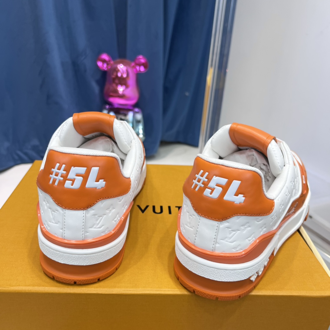 新配色 东莞高端货源 顶级版本 LV-路易-威登2022走秀新款 情侣款
原版1：1开发复刻！！上脚非常舒适 做工精细
鞋面由意大利进口小牛皮拼接，侧边饰有品牌LOGO标志及签名，牛皮垫脚➕网布内里，脚感超舒适。原厂特供原版双色TPU组合大底。套包工艺 固特异缝合锁边
size：35-45标准码