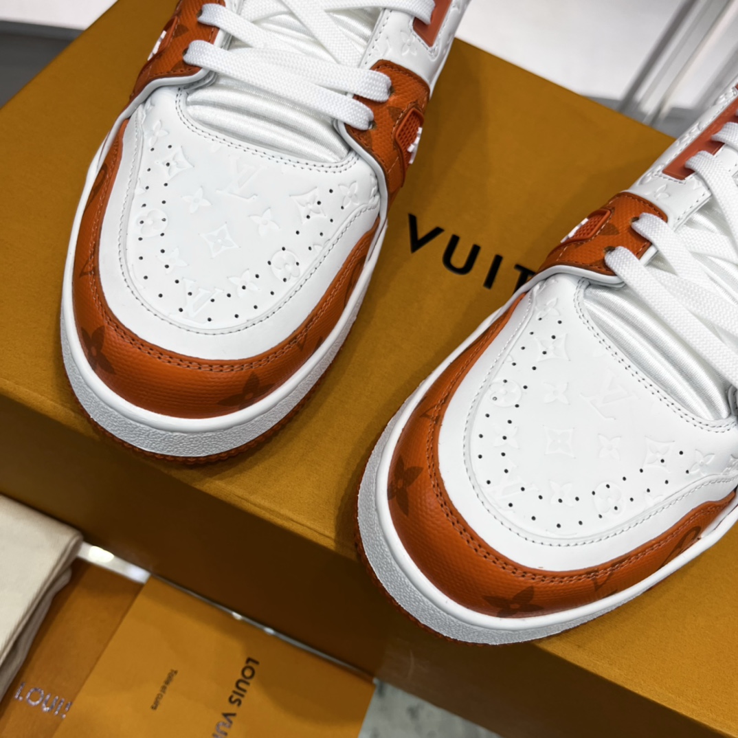新配色 东莞高端货源 顶级版本 LV-路易-威登2022走秀新款 情侣款
原版1：1开发复刻！！上脚非常舒适 做工精细
鞋面由意大利进口小牛皮拼接，侧边饰有品牌LOGO标志及签名，牛皮垫脚➕网布内里，脚感超舒适。原厂特供原版双色TPU组合大底。套包工艺 固特异缝合锁边
size：35-45标准码