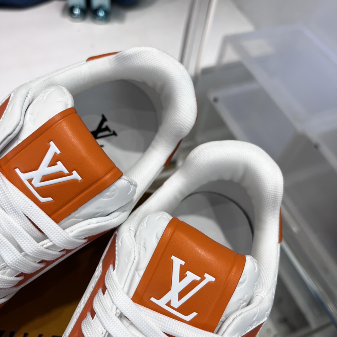新配色 东莞高端货源 顶级版本 LV-路易-威登2022走秀新款 情侣款
原版1：1开发复刻！！上脚非常舒适 做工精细
鞋面由意大利进口小牛皮拼接，侧边饰有品牌LOGO标志及签名，牛皮垫脚➕网布内里，脚感超舒适。原厂特供原版双色TPU组合大底。套包工艺 固特异缝合锁边
size：35-45标准码