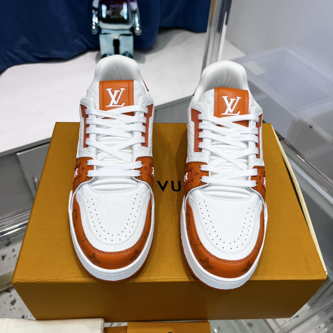 新配色 东莞高端货源 顶级版本 LV-路易-威登2022走秀新款 情侣款
原版1：1开发复刻！！上脚非常舒适 做工精细
鞋面由意大利进口小牛皮拼接，侧边饰有品牌LOGO标志及签名，牛皮垫脚➕网布内里，脚感超舒适。原厂特供原版双色TPU组合大底。套包工艺 固特异缝合锁边
size：35-45标准码