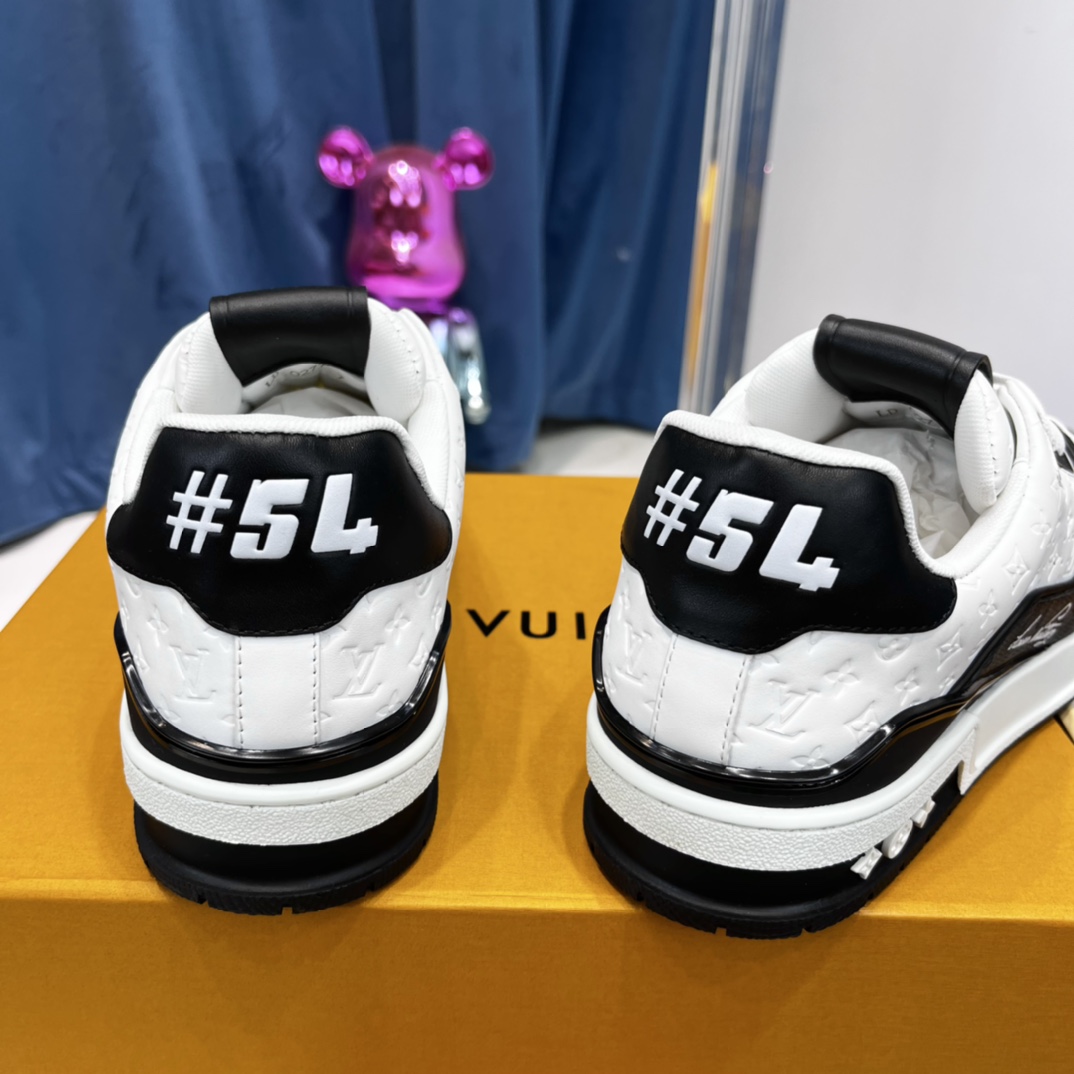 💰490
新配色 东莞高端货源 顶级版本 LV-路易-威登2022走秀新款 情侣款
原版1：1开发复刻！！上脚非常舒适 做工精细
鞋面由意大利进口小牛皮拼接，侧边饰有品牌LOGO标志及签名，牛皮垫脚➕网布内里，脚感超舒适。原厂特供原版双色TPU组合大底。套包工艺 固特异缝合锁边
size：35-45标准码