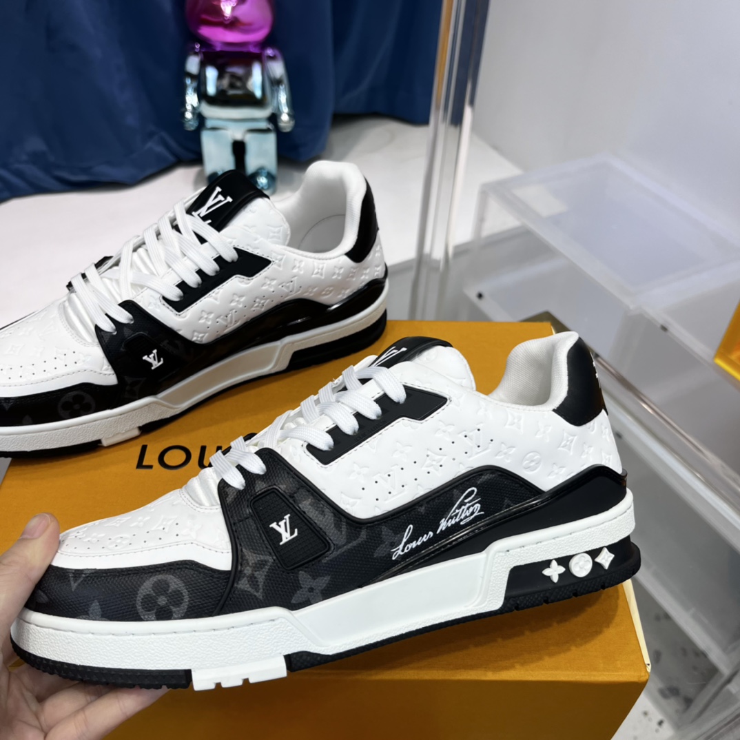 💰490
新配色 东莞高端货源 顶级版本 LV-路易-威登2022走秀新款 情侣款
原版1：1开发复刻！！上脚非常舒适 做工精细
鞋面由意大利进口小牛皮拼接，侧边饰有品牌LOGO标志及签名，牛皮垫脚➕网布内里，脚感超舒适。原厂特供原版双色TPU组合大底。套包工艺 固特异缝合锁边
size：35-45标准码