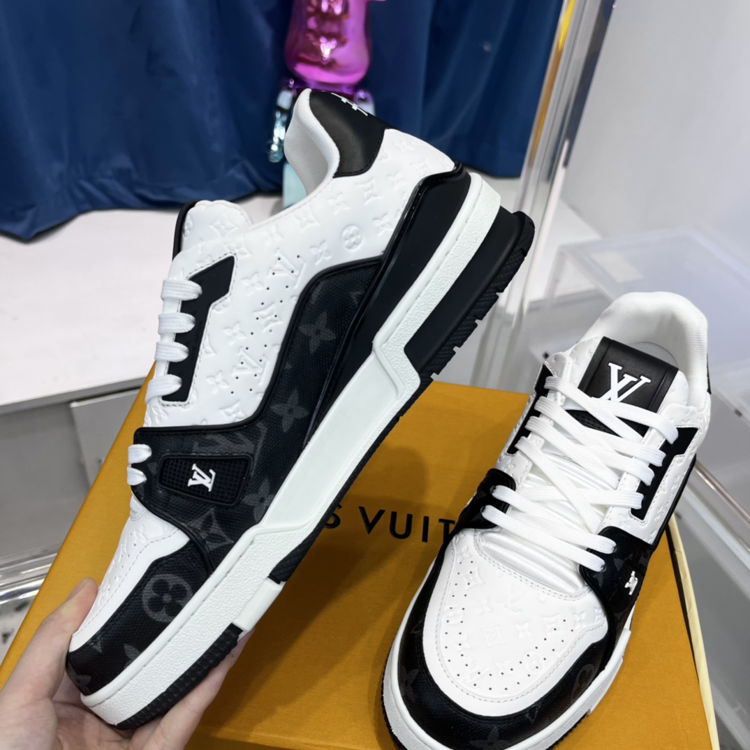 💰490
新配色 东莞高端货源 顶级版本 LV-路易-威登2022走秀新款 情侣款
原版1：1开发复刻！！上脚非常舒适 做工精细
鞋面由意大利进口小牛皮拼接，侧边饰有品牌LOGO标志及签名，牛皮垫脚➕网布内里，脚感超舒适。原厂特供原版双色TPU组合大底。套包工艺 固特异缝合锁边
size：35-45标准码