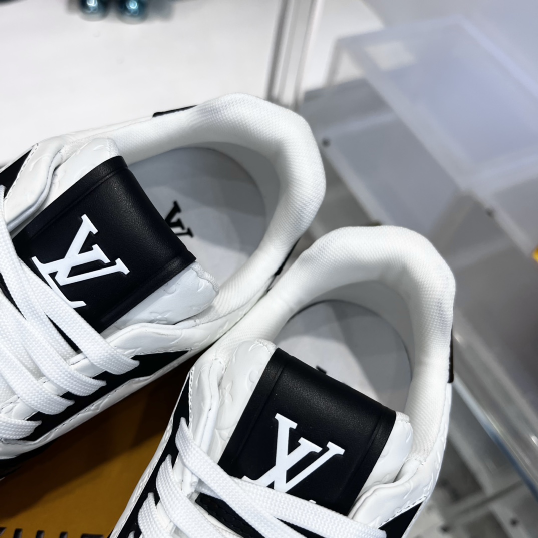💰490
新配色 东莞高端货源 顶级版本 LV-路易-威登2022走秀新款 情侣款
原版1：1开发复刻！！上脚非常舒适 做工精细
鞋面由意大利进口小牛皮拼接，侧边饰有品牌LOGO标志及签名，牛皮垫脚➕网布内里，脚感超舒适。原厂特供原版双色TPU组合大底。套包工艺 固特异缝合锁边
size：35-45标准码