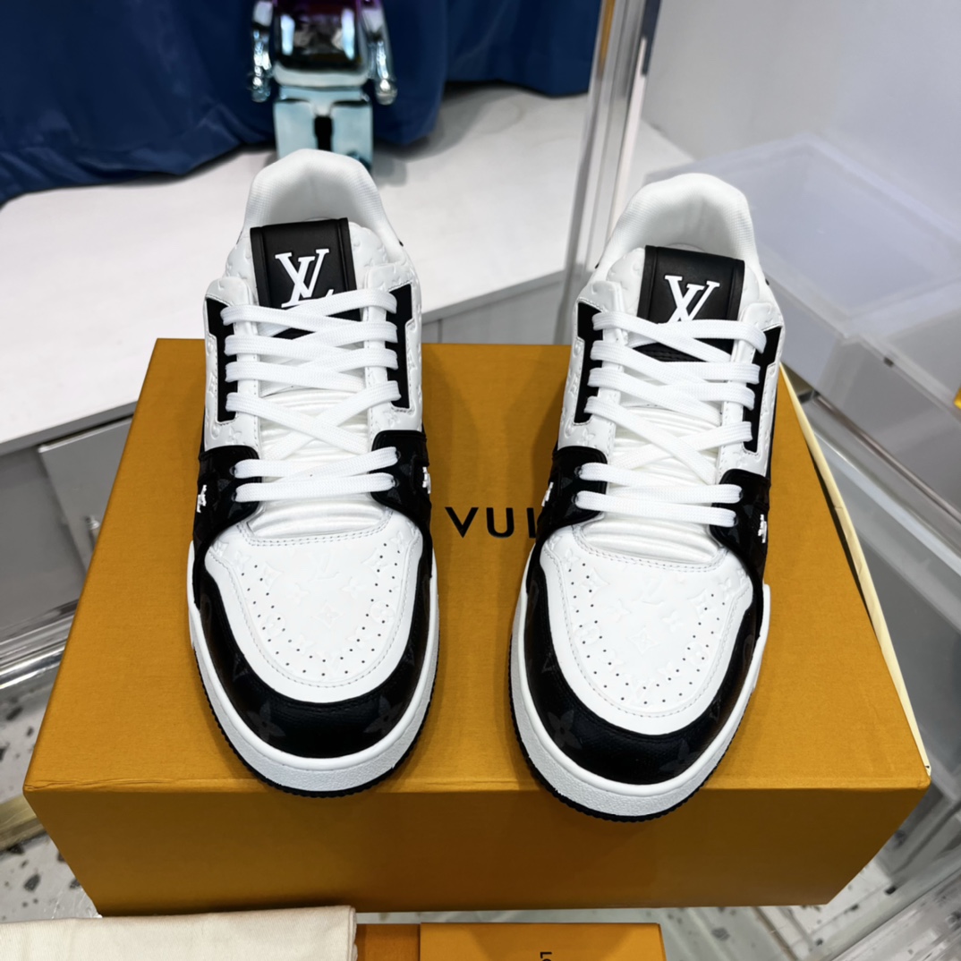 💰490
新配色 东莞高端货源 顶级版本 LV-路易-威登2022走秀新款 情侣款
原版1：1开发复刻！！上脚非常舒适 做工精细
鞋面由意大利进口小牛皮拼接，侧边饰有品牌LOGO标志及签名，牛皮垫脚➕网布内里，脚感超舒适。原厂特供原版双色TPU组合大底。套包工艺 固特异缝合锁边
size：35-45标准码