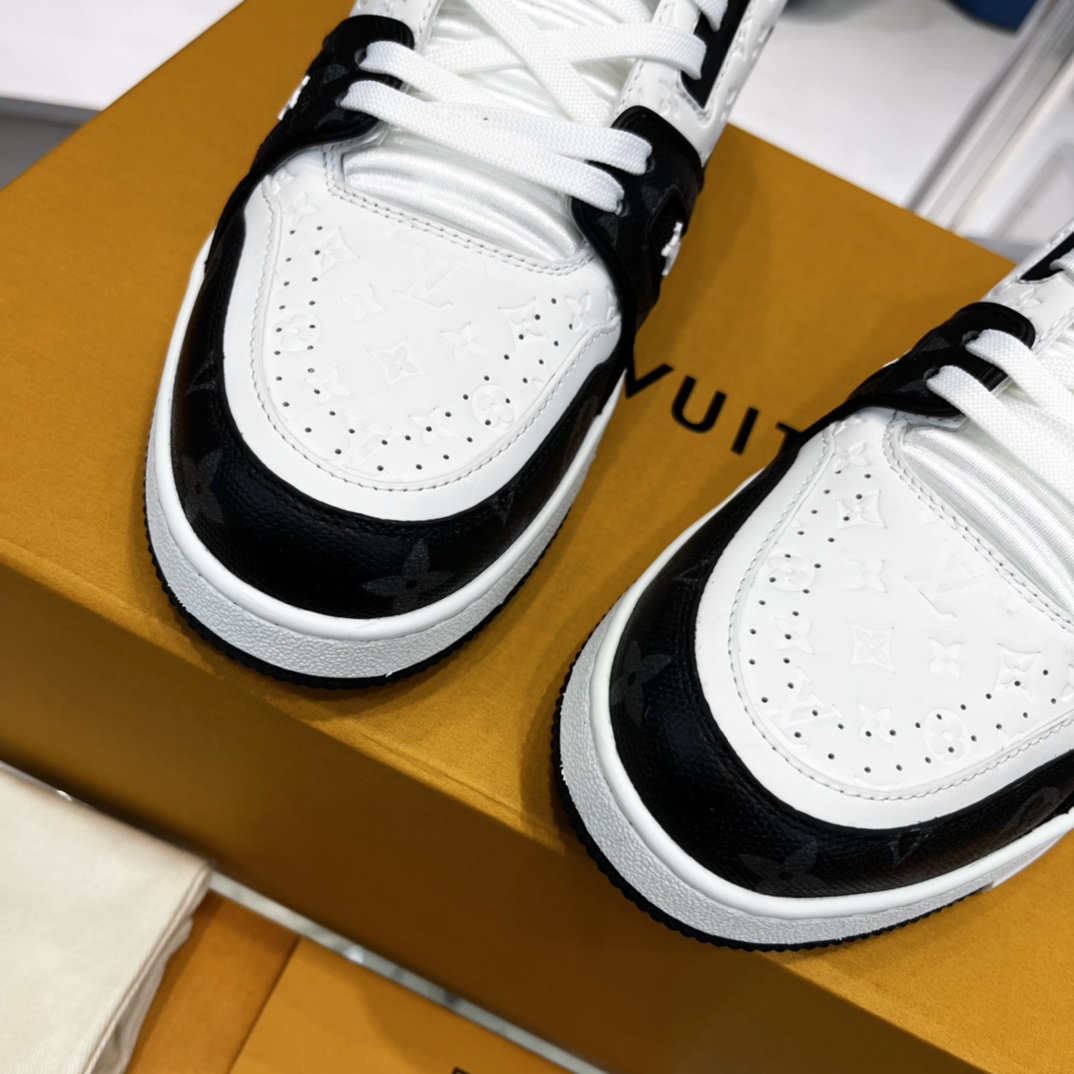💰490
新配色 东莞高端货源 顶级版本 LV-路易-威登2022走秀新款 情侣款
原版1：1开发复刻！！上脚非常舒适 做工精细
鞋面由意大利进口小牛皮拼接，侧边饰有品牌LOGO标志及签名，牛皮垫脚➕网布内里，脚感超舒适。原厂特供原版双色TPU组合大底。套包工艺 固特异缝合锁边
size：35-45标准码
