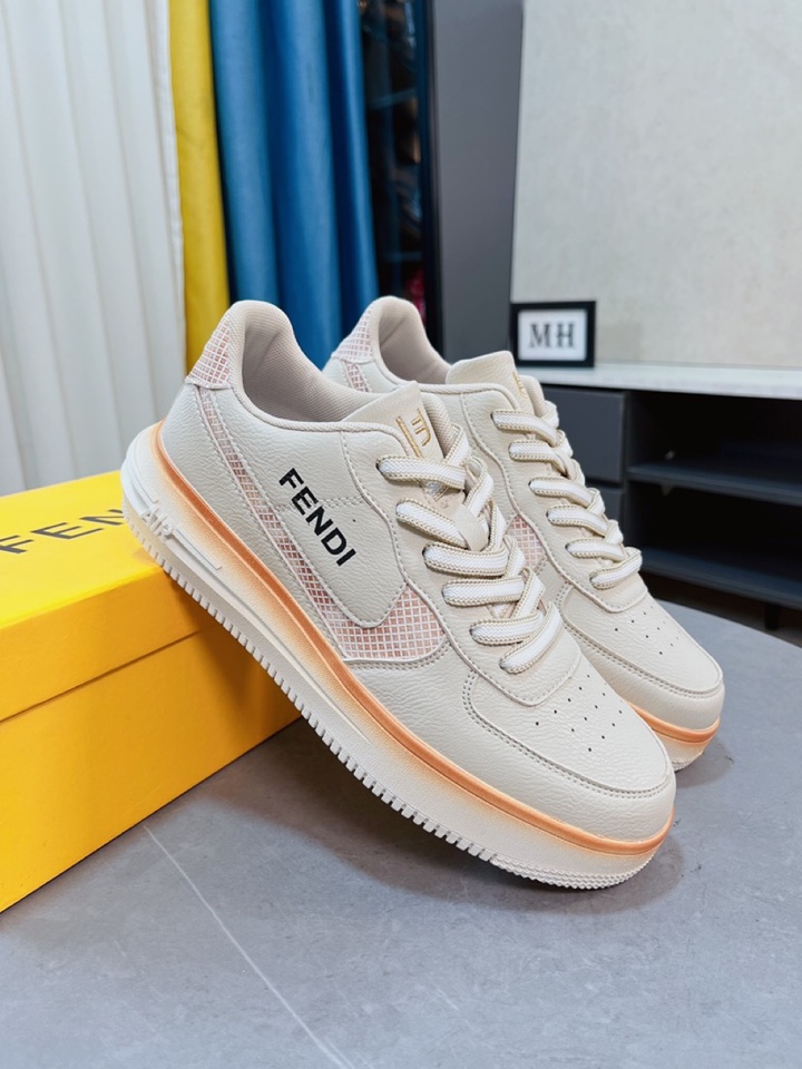 I5 Fendi 芬迪 经典舒适男士,这款复杂的运动鞋是由柔软的小牛皮真皮内里原版超轻橡胶材质粗纹大底 这种独特的轻薄风格适合这个季节的随意而精致的感性,上脚舒适自然 秋冬休闲出行日常款38/44
