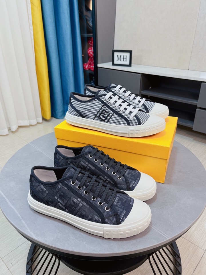 I0 Fendi 芬迪 经典舒适男士,这款复杂的运动鞋是由柔软的小牛皮真皮内里原版超轻橡胶材质粗纹大底 这种独特的轻薄风格适合这个季节的随意而精致的感性,上脚舒适自然 秋冬休闲出行日常款38/44