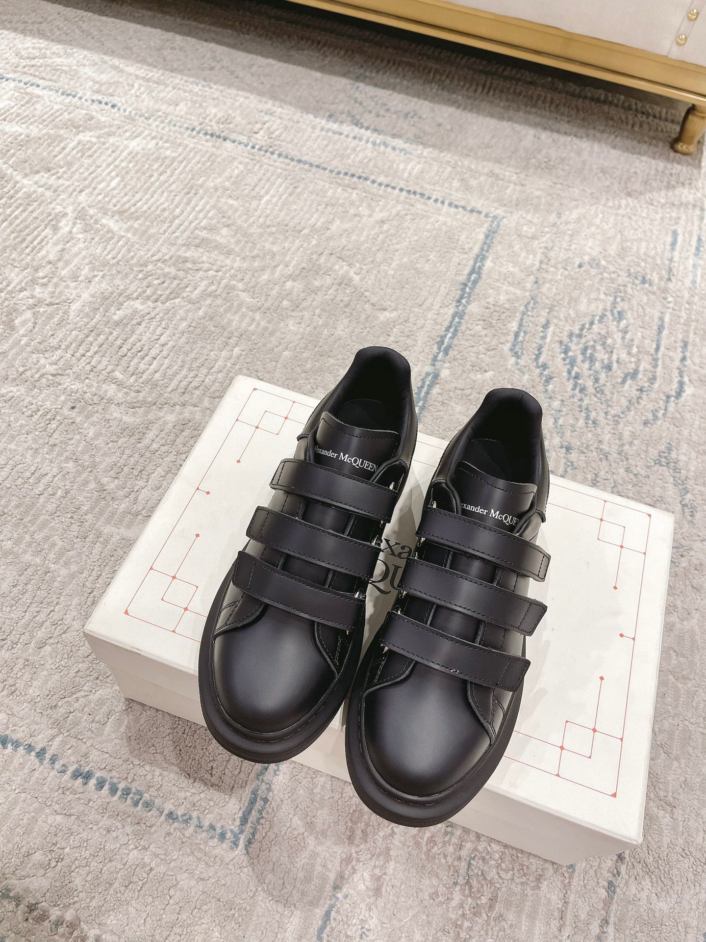 NO:167005,Women's Size Men's Size New and Upgraded Edition Cost-effective Alexander Mcque*n Alexander Mcque*n Classic White Shoes Series All series upgrades All the latest lasts of the original version are lasted and adjusted Customized original light-sensitive silk cowhide Inner original craft sprayed color buttonholes, no cracking and paint loss phenomenon, foot pads also restore the two original bulges, re-opened the large sole mold, the material and color are completely the same as the original version The original full nail process is made, the latest case splicing font details Original PU TPU vacuum, casual shoes/sports shoes, alexander mcqueen, sneakers, cowhide19860909女码 男码 全新升级版 高性价比Alexander Mcque*n 亚历山大·麦昆 经典小白鞋系列 全系升级 全部对原版最新的楦头进行套楦和调整 定制原版光感丝绸牛皮 内里原版牛皮 原版工艺喷色扣眼 不会出现开裂掉漆现象 垫脚也还原正品两块凸起,重新开了大底模具 材质、色泽都完全对原版 原版满钉工艺制作,最新的大小写拼接字体细节 原版PU TPU抽真空,休闲鞋/运动鞋,alexander mcqueen,sneakers,cowhide,Women's Shoes