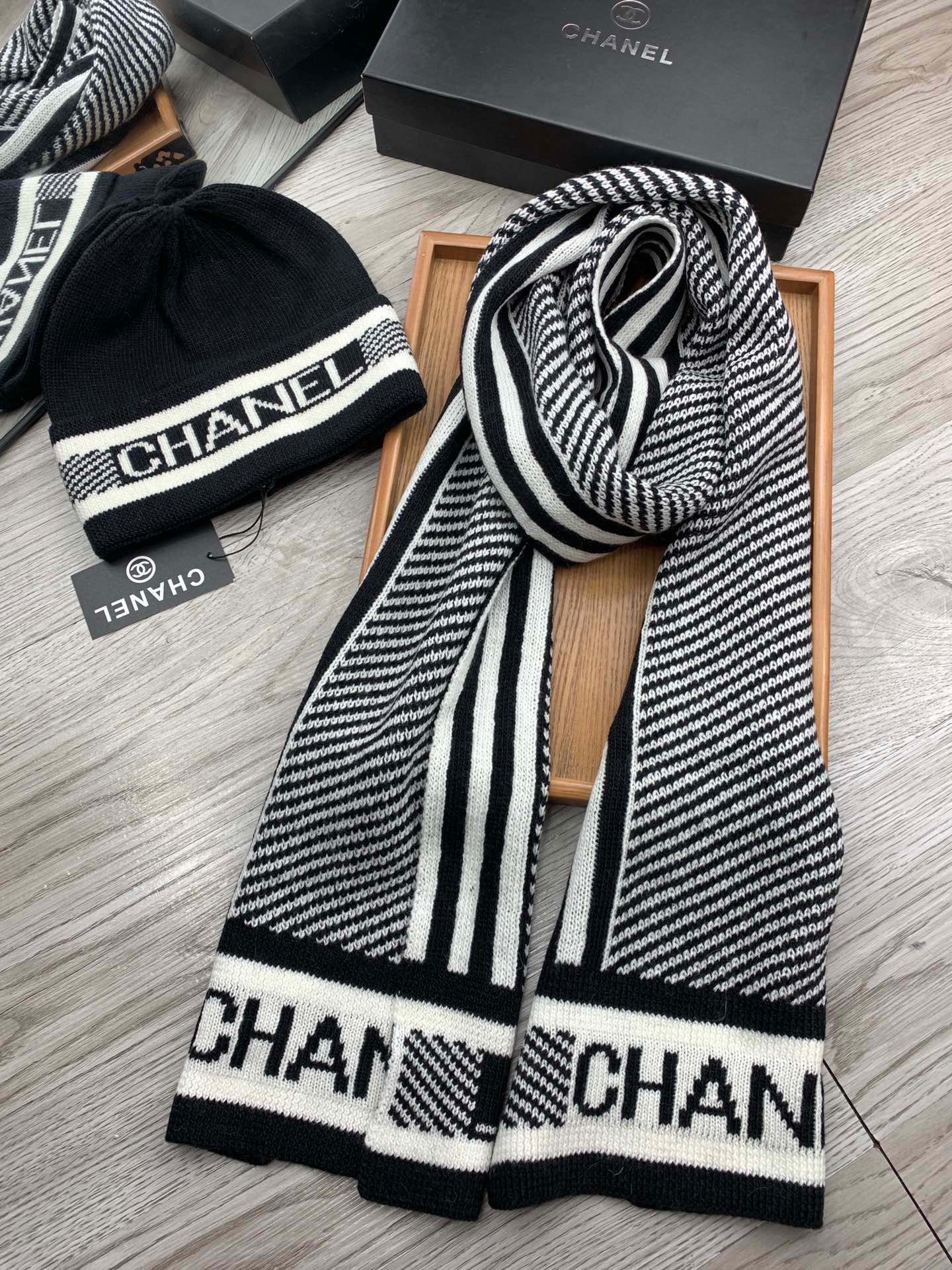 🌹。C家。【羊毛套装帽子】经典套装帽子！帽子➕围巾！材质：70%羊毛➕30%兔毛。暖暖哒超级舒服～冬日小
