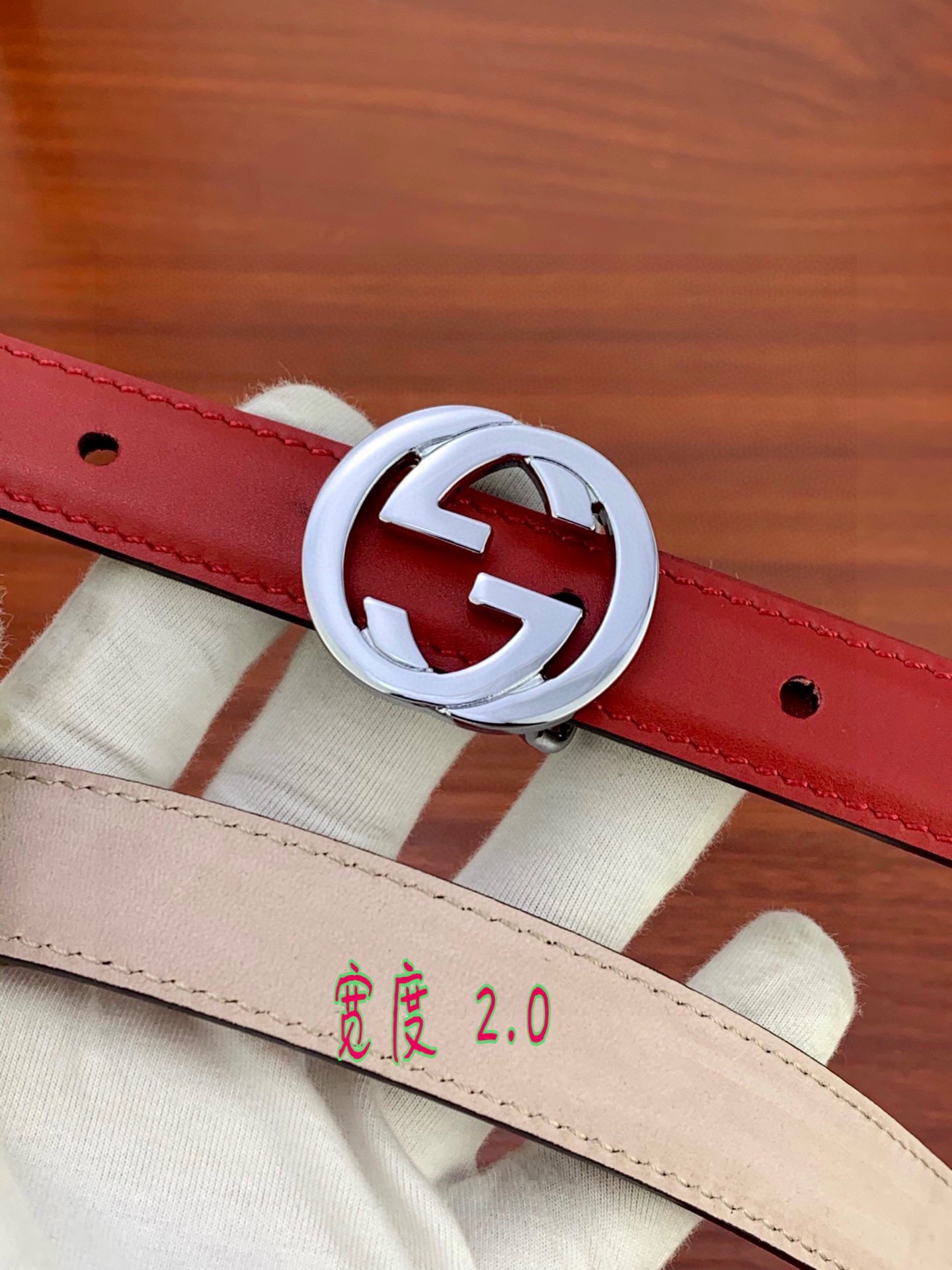 宽度2.0cm G U C C I 此细款腰带用采光头小层牛皮 金/银/枪色双G带扣