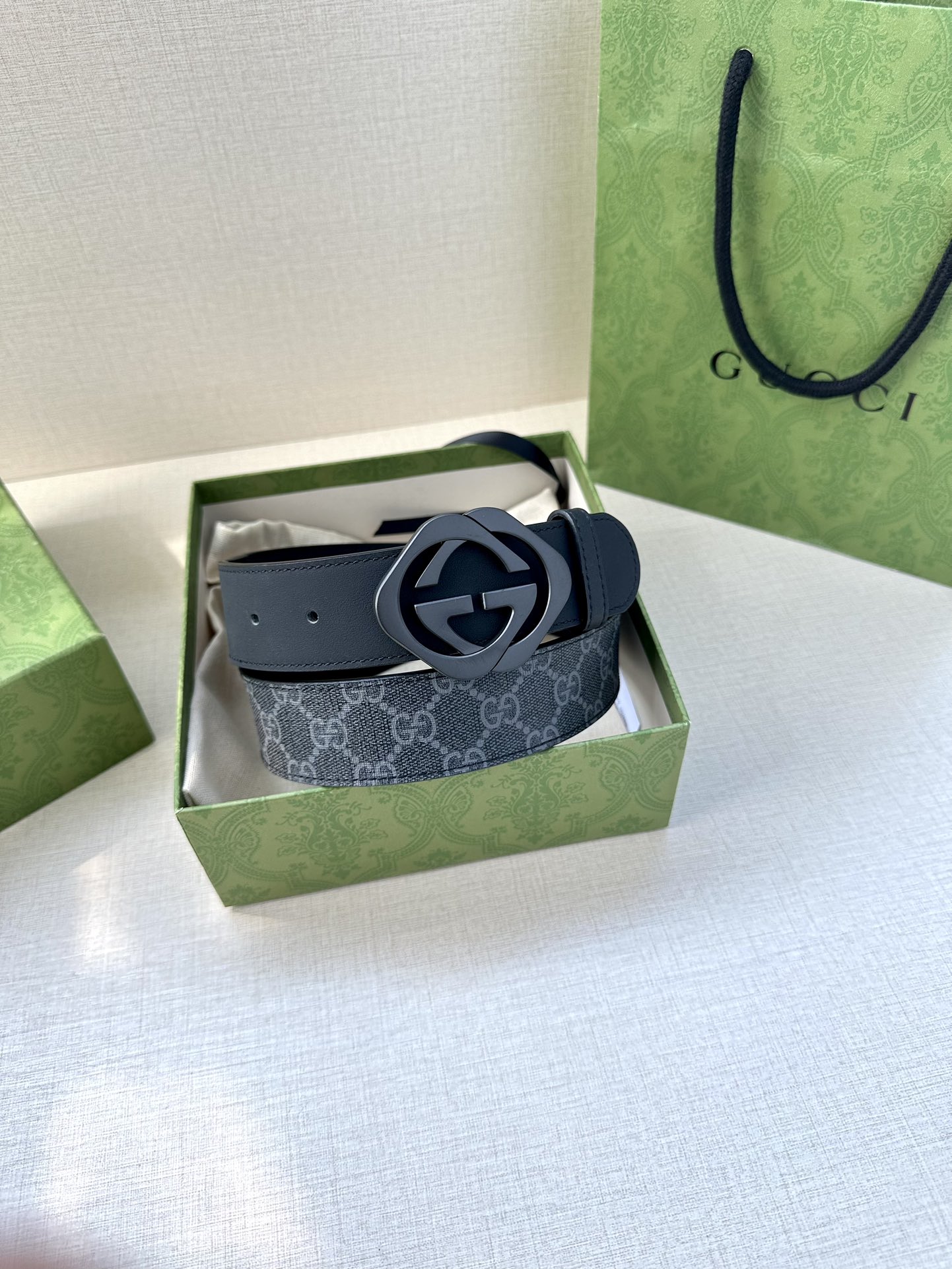 🅿️200 宽度4.0cm GUCCI 这款腰带在早秋系列中惊艳亮相，采用以标志性米色/乌木色组合呈现的