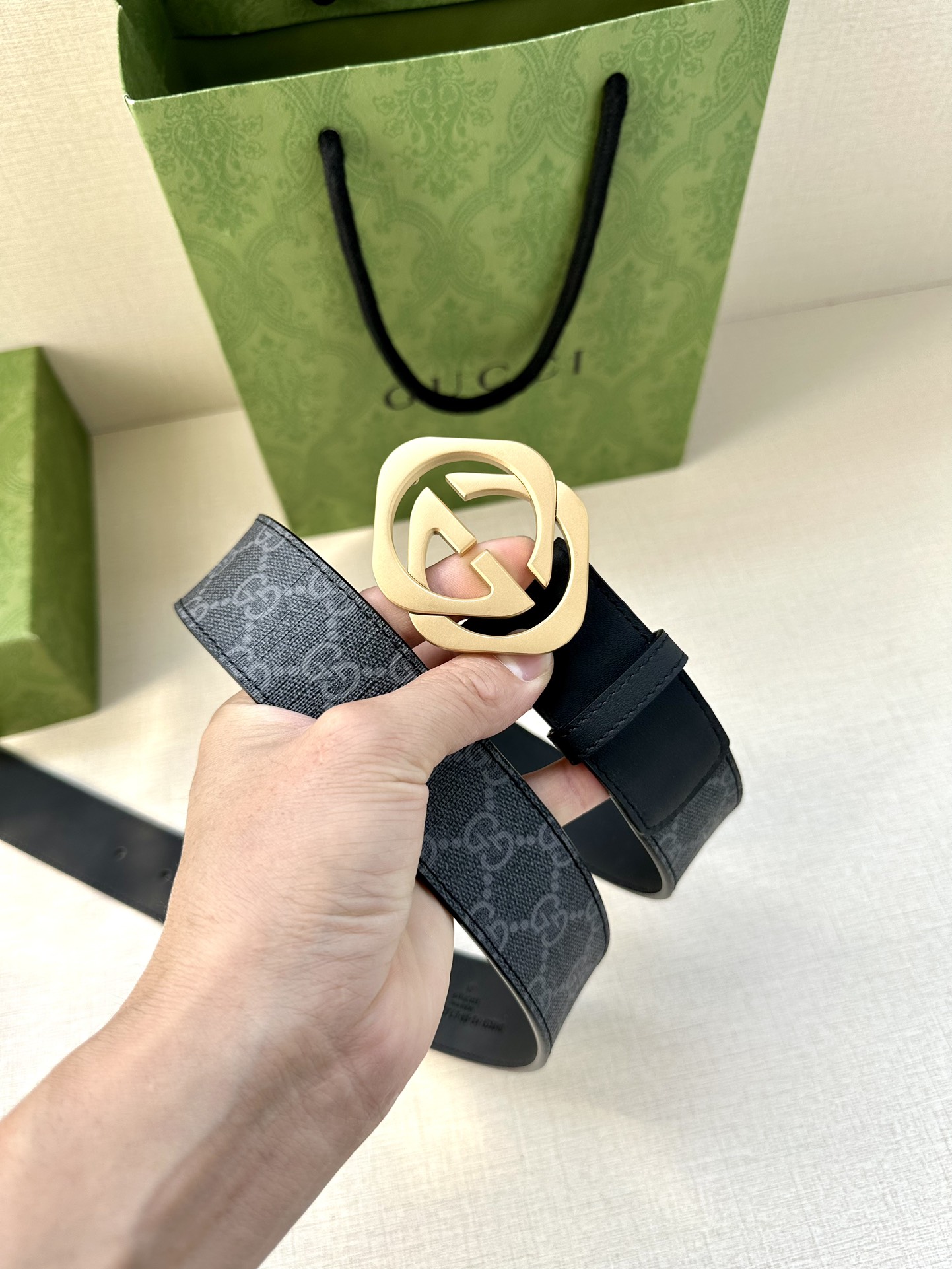 🅿️200 宽度4.0cm GUCCI 这款腰带在早秋系列中惊艳亮相，采用以标志性米色/乌木色组合呈现的