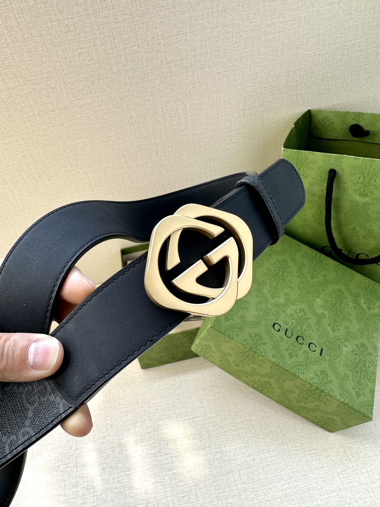 🅿️200 宽度4.0cm GUCCI 这款腰带在早秋系列中惊艳亮相，采用以标志性米色/乌木色组合呈现的