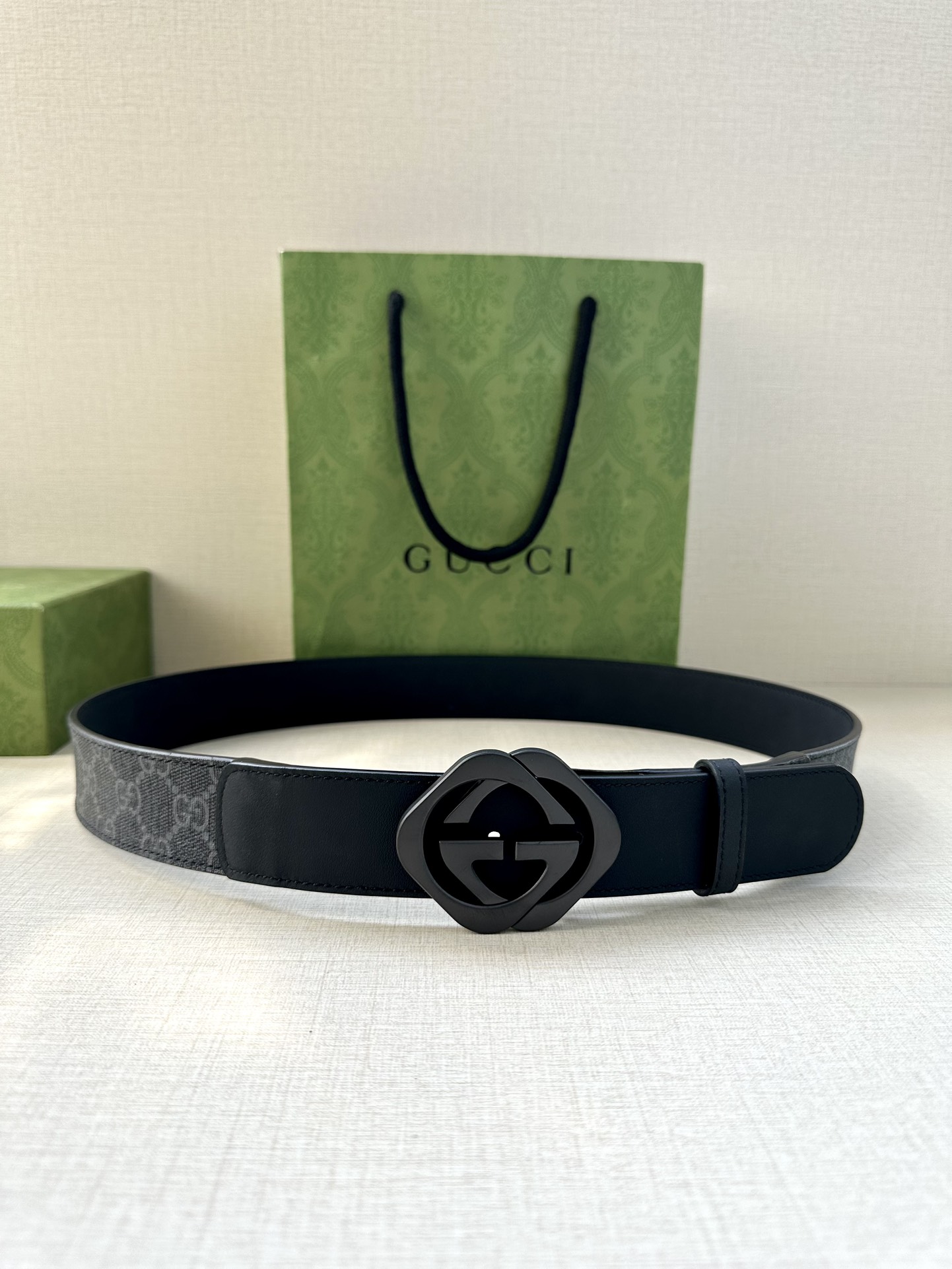 🅿️200 宽度4.0cm GUCCI 这款腰带在早秋系列中惊艳亮相，采用以标志性米色/乌木色组合呈现的