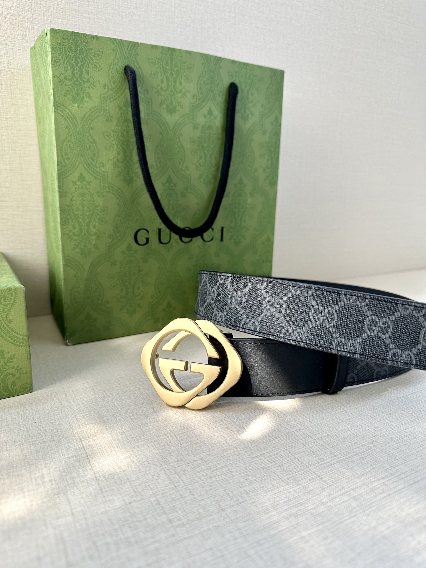 🅿️200 宽度4.0cm GUCCI 这款腰带在早秋系列中惊艳亮相，采用以标志性米色/乌木色组合呈现的