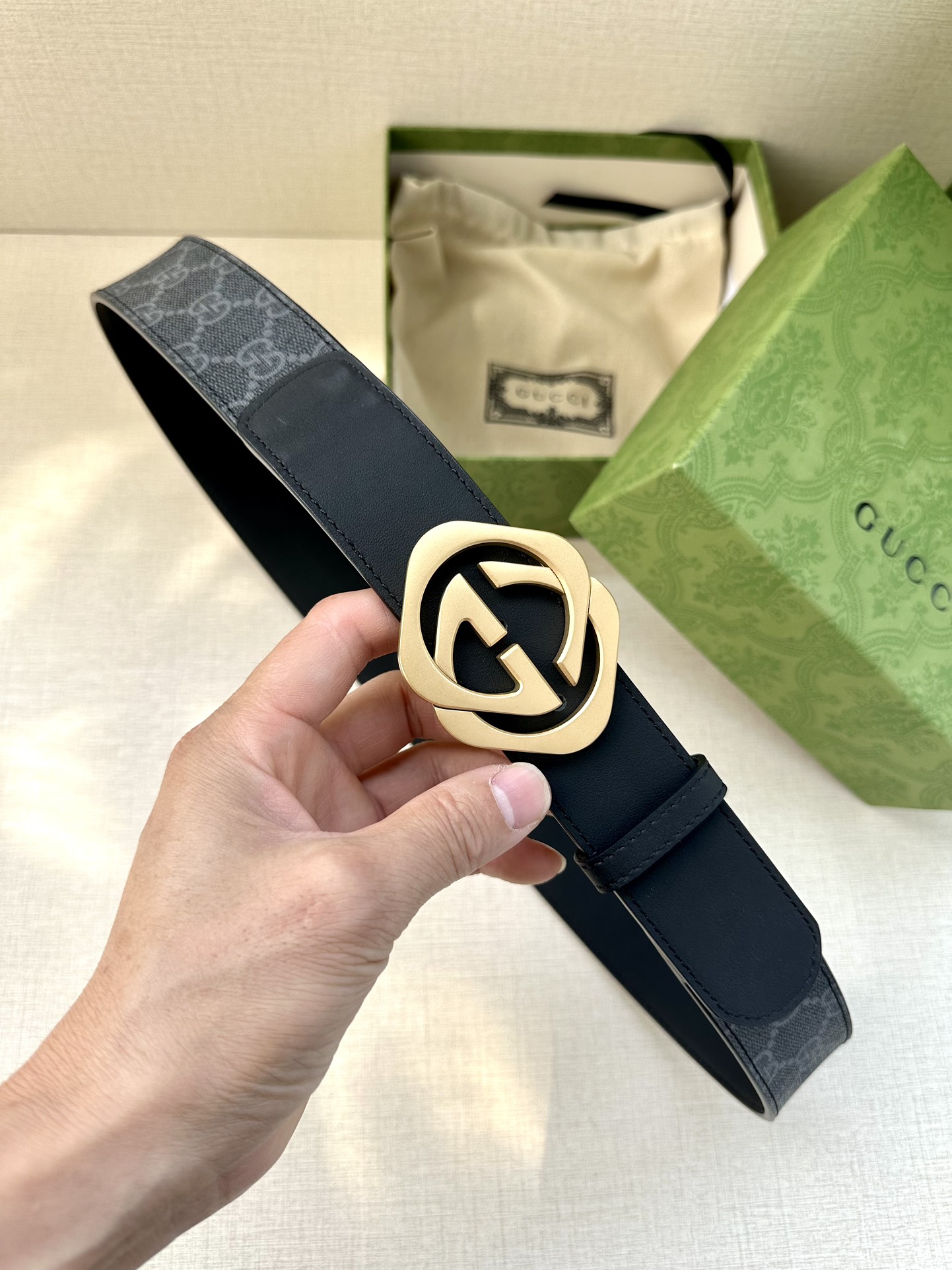 🅿️200 宽度4.0cm GUCCI 这款腰带在早秋系列中惊艳亮相，采用以标志性米色/乌木色组合呈现的