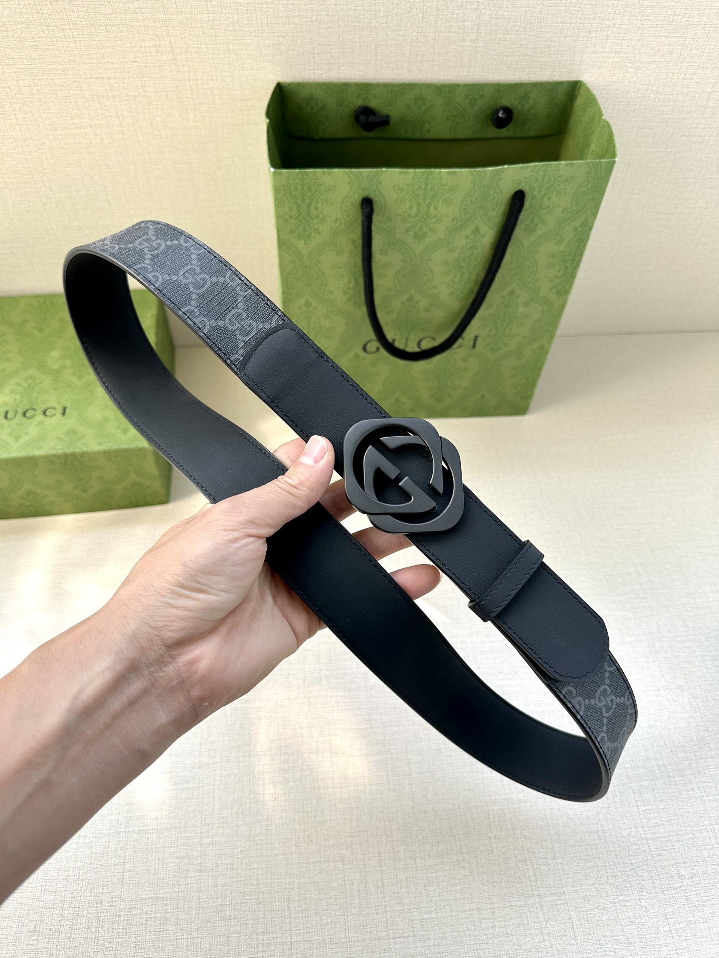 🅿️200 宽度4.0cm GUCCI 这款腰带在早秋系列中惊艳亮相，采用以标志性米色/乌木色组合呈现的