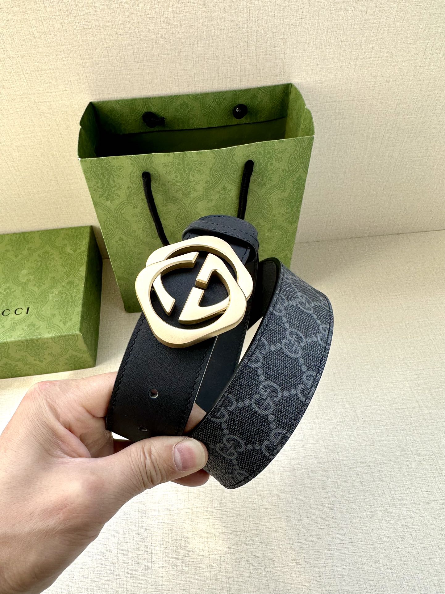 🅿️200 宽度4.0cm GUCCI 这款腰带在早秋系列中惊艳亮相，采用以标志性米色/乌木色组合呈现的