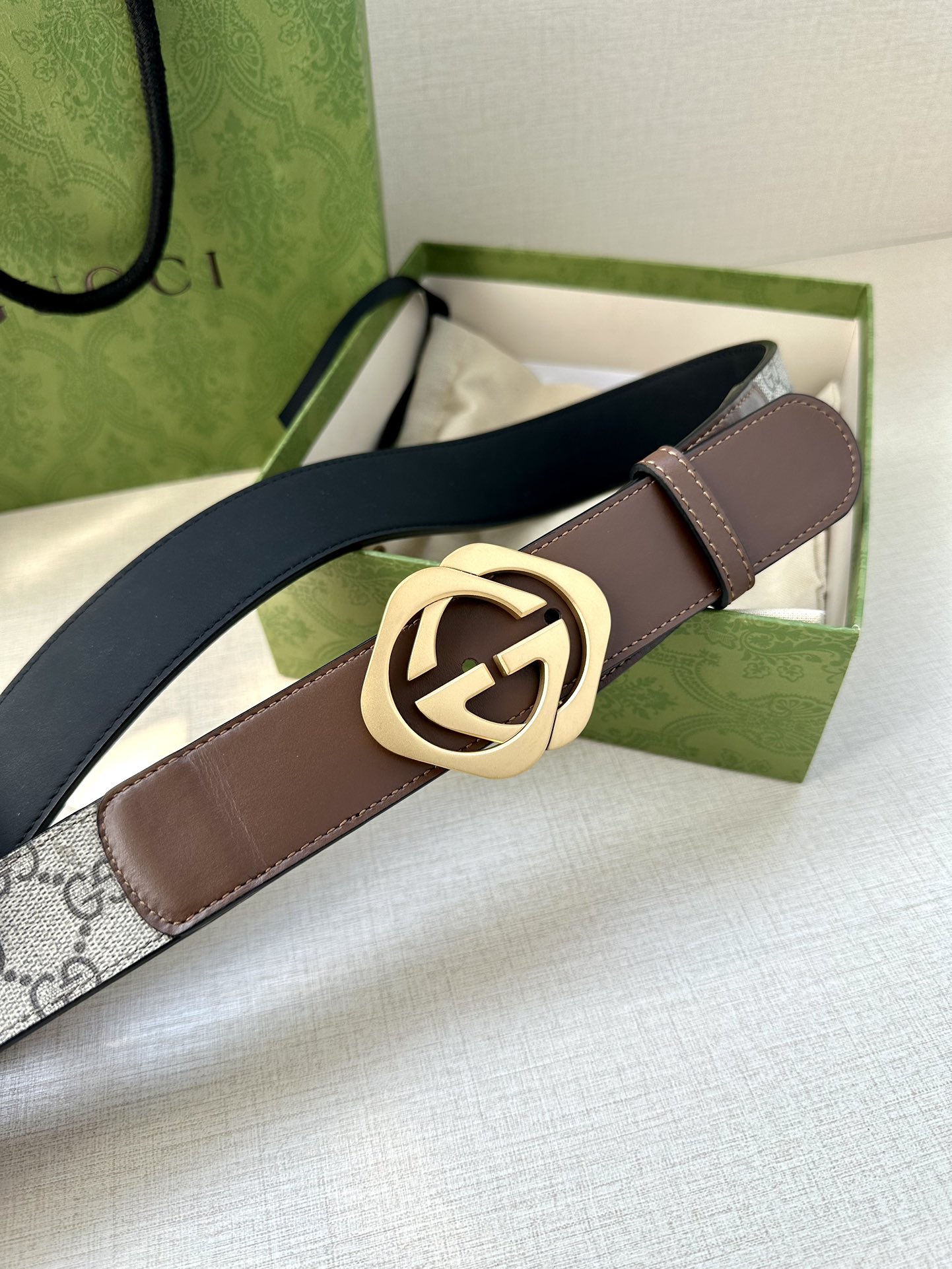 🅿️200 宽度4.0cm GUCCI 这款腰带在早秋系列中惊艳亮相，采用以标志性米色/乌木色组合呈现的