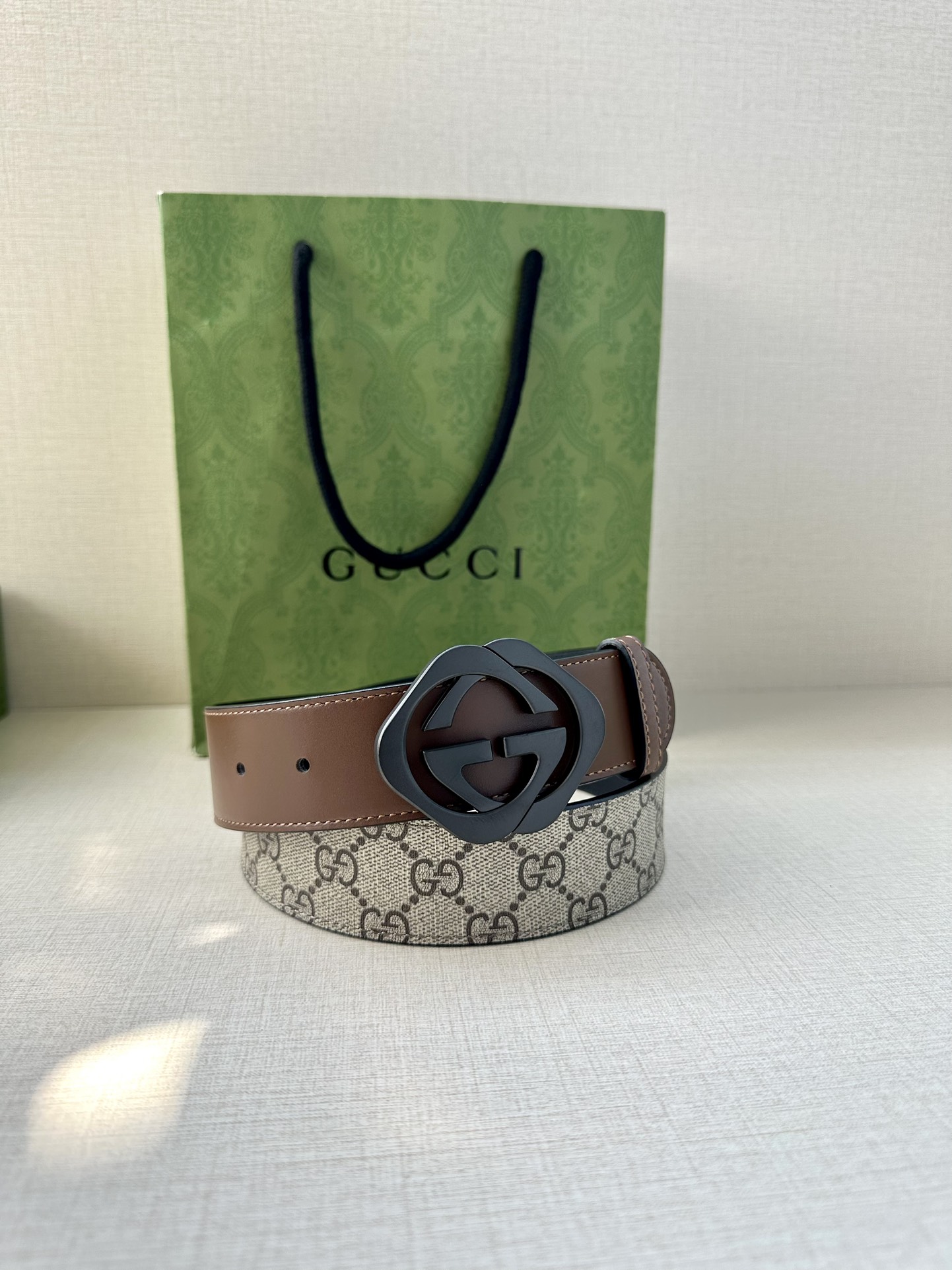 🅿️200 宽度4.0cm GUCCI 这款腰带在早秋系列中惊艳亮相，采用以标志性米色/乌木色组合呈现的