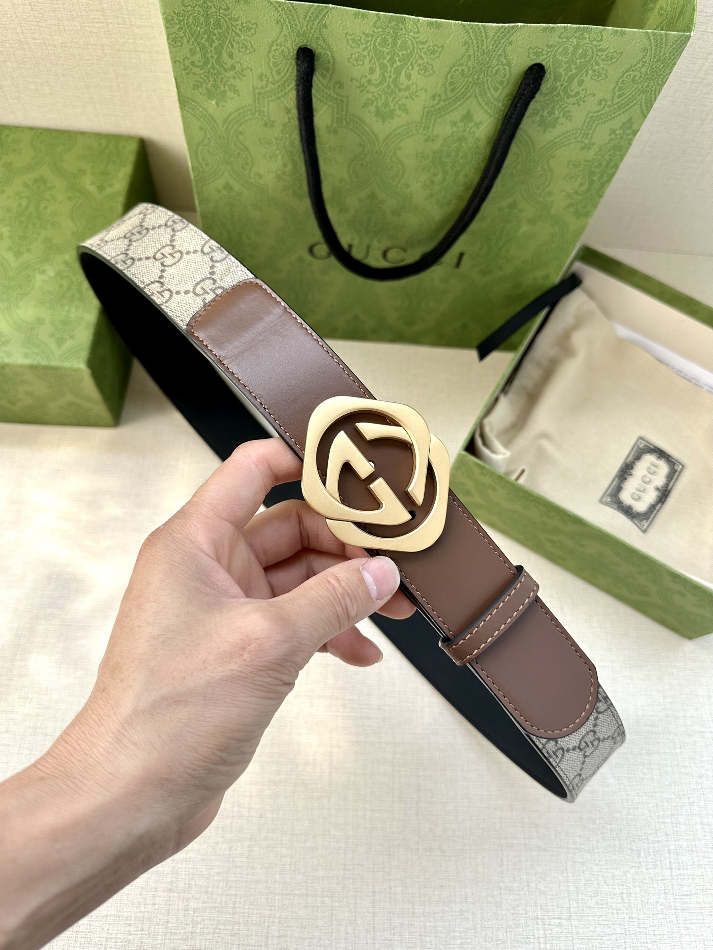 🅿️200 宽度4.0cm GUCCI 这款腰带在早秋系列中惊艳亮相，采用以标志性米色/乌木色组合呈现的