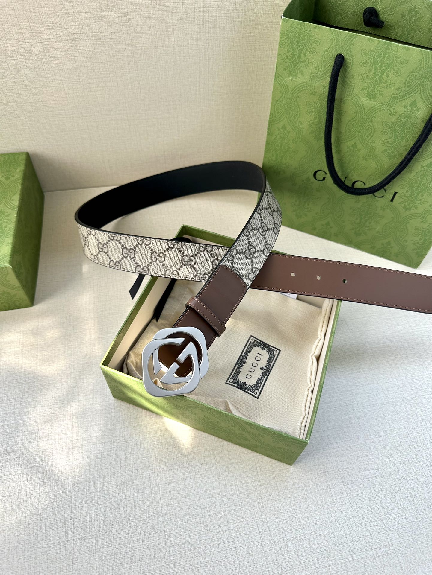 🅿️200 宽度4.0cm GUCCI 这款腰带在早秋系列中惊艳亮相，采用以标志性米色/乌木色组合呈现的