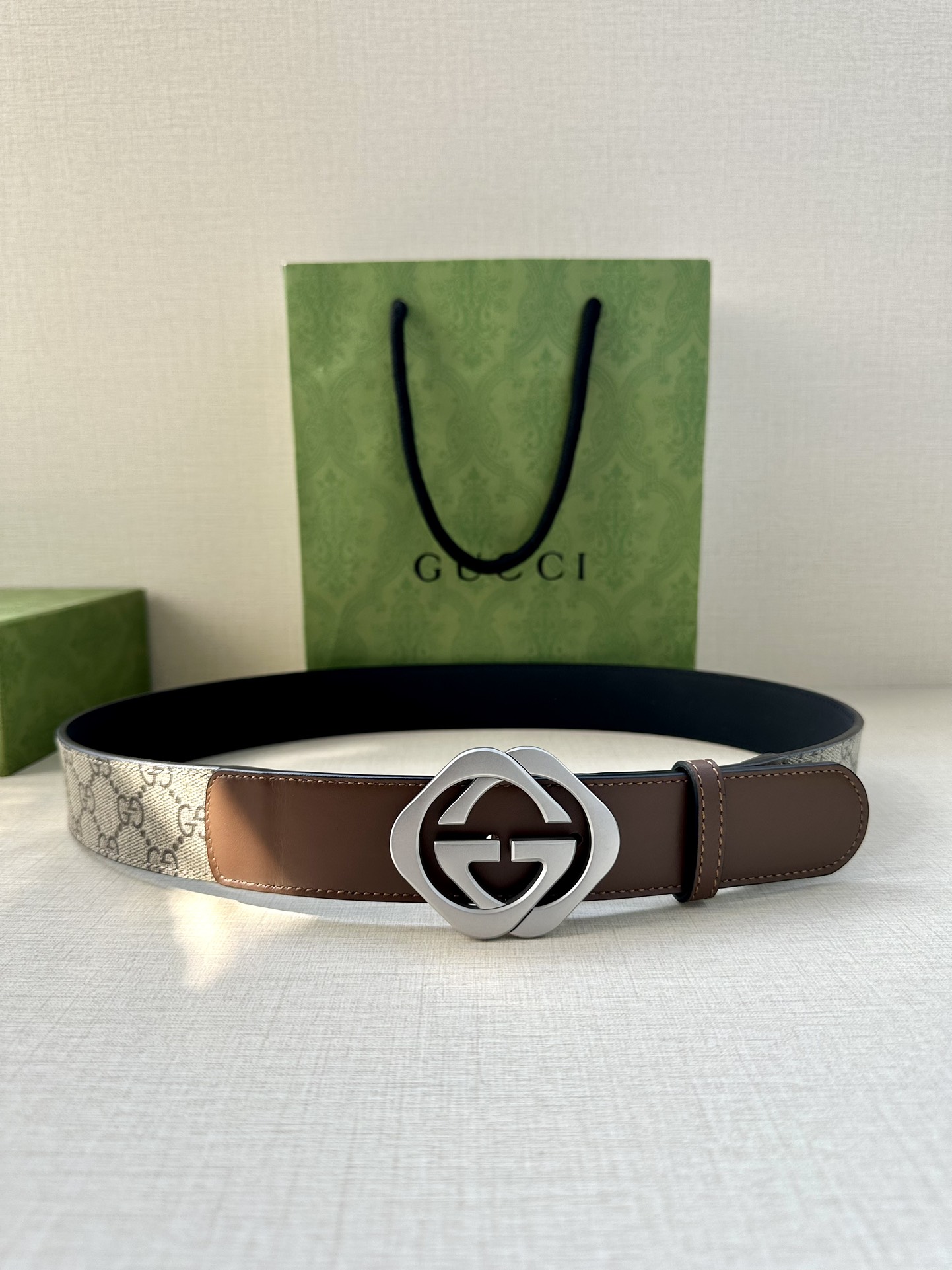 🅿️200 宽度4.0cm GUCCI 这款腰带在早秋系列中惊艳亮相，采用以标志性米色/乌木色组合呈现的