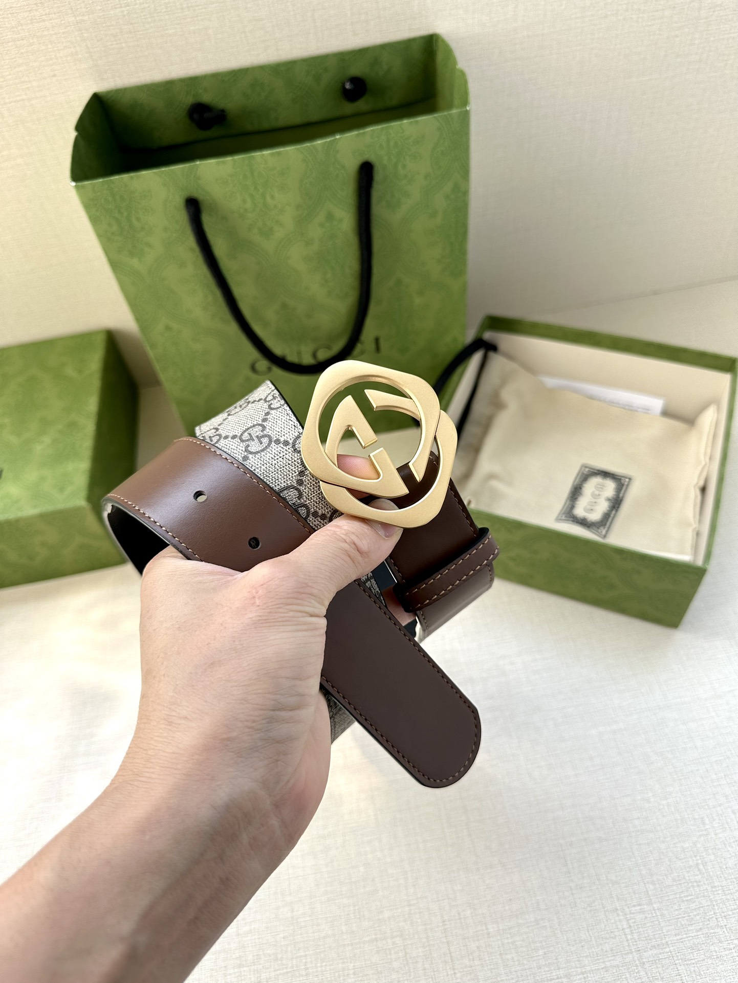 🅿️200 宽度4.0cm GUCCI 这款腰带在早秋系列中惊艳亮相，采用以标志性米色/乌木色组合呈现的