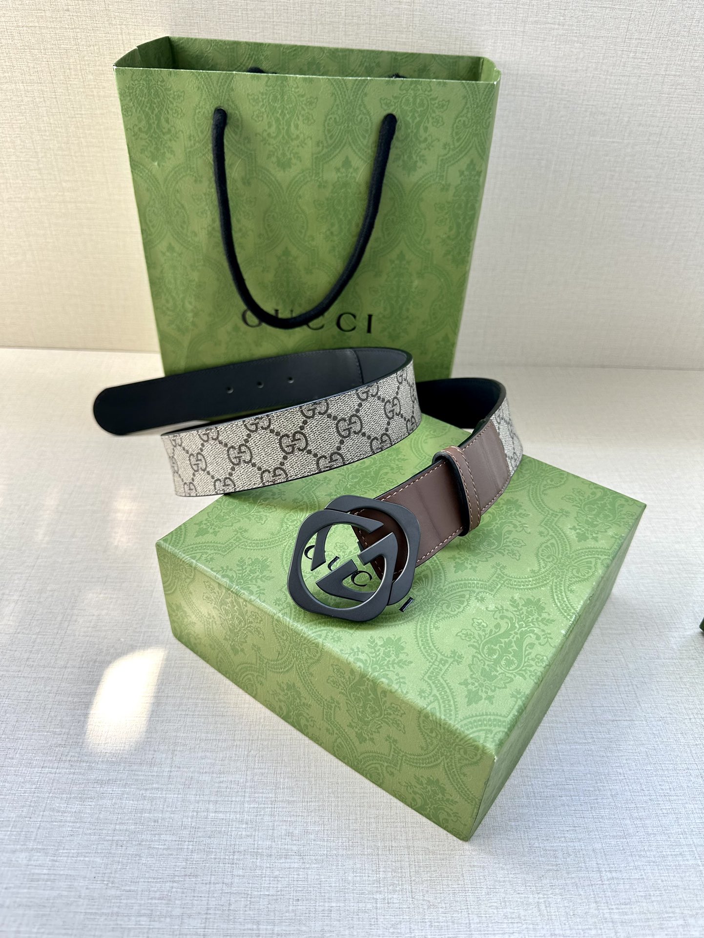 🅿️200 宽度4.0cm GUCCI 这款腰带在早秋系列中惊艳亮相，采用以标志性米色/乌木色组合呈现的