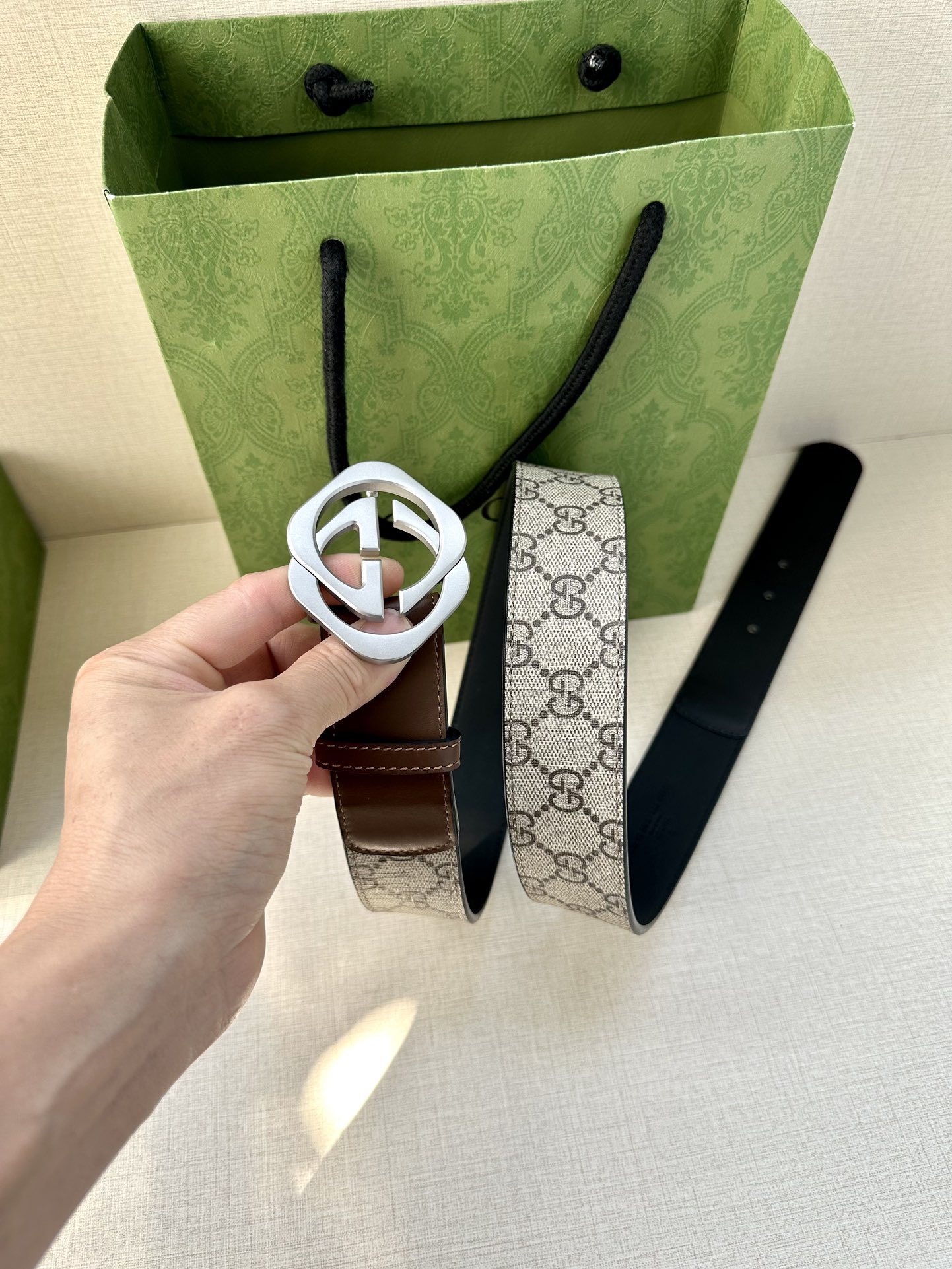 🅿️200 宽度4.0cm GUCCI 这款腰带在早秋系列中惊艳亮相，采用以标志性米色/乌木色组合呈现的