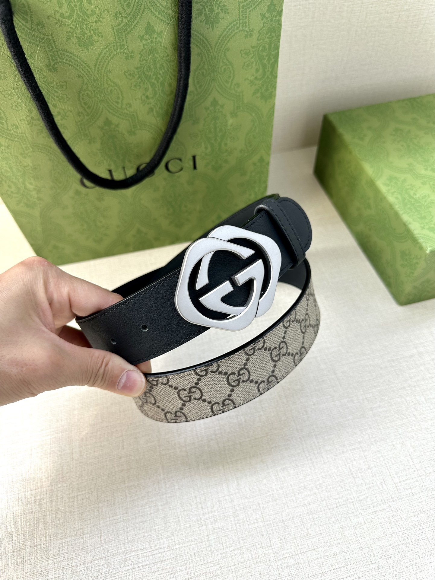 🅿️200 宽度4.0cm GUCCI 这款腰带在早秋系列中惊艳亮相，采用以标志性米色/乌木色组合呈现的