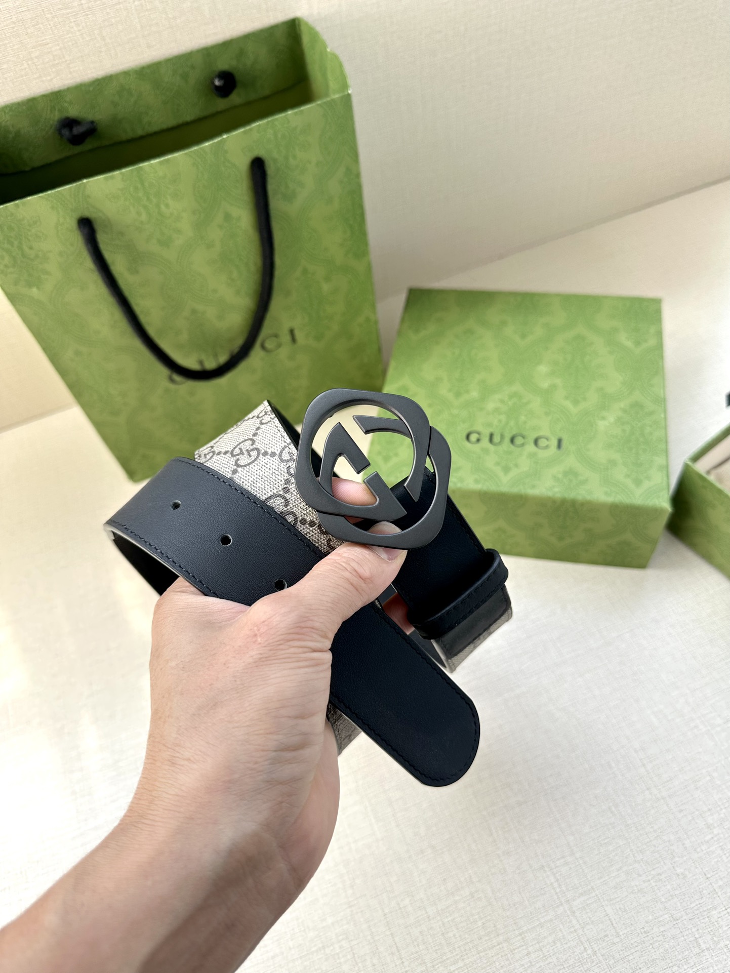 🅿️200 宽度4.0cm GUCCI 这款腰带在早秋系列中惊艳亮相，采用以标志性米色/乌木色组合呈现的