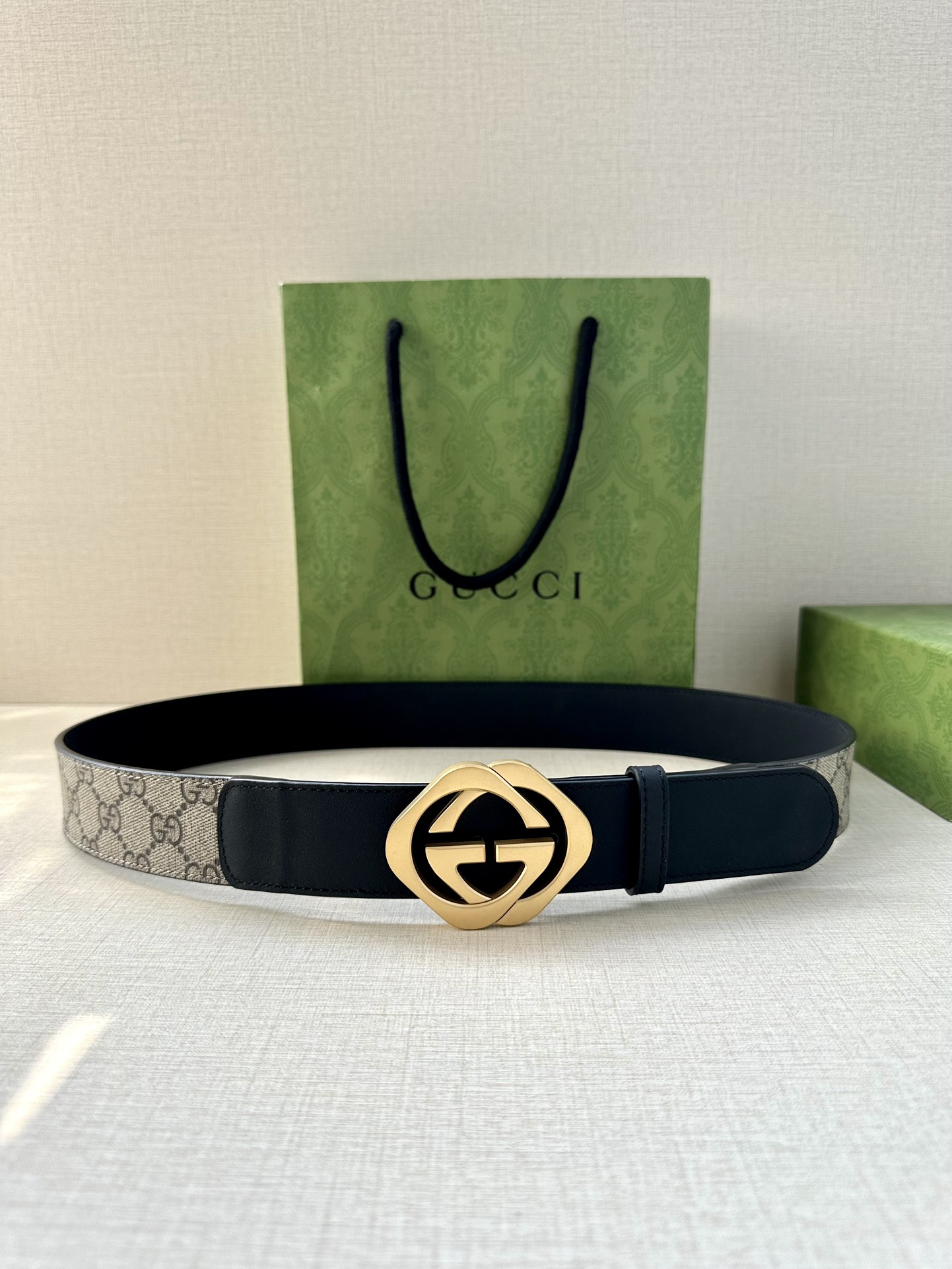 🅿️200 宽度4.0cm GUCCI 这款腰带在早秋系列中惊艳亮相，采用以标志性米色/乌木色组合呈现的