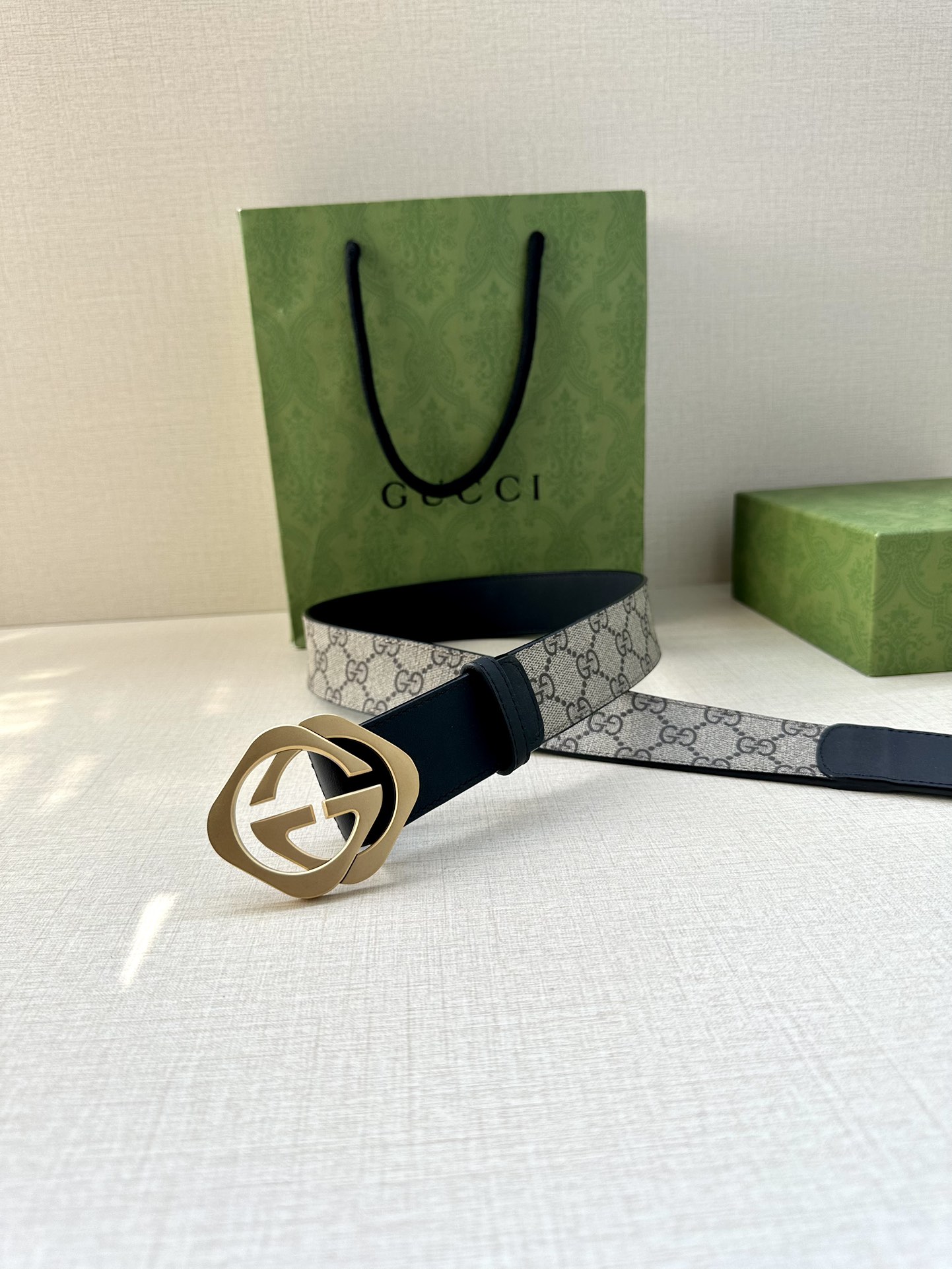 🅿️200 宽度4.0cm GUCCI 这款腰带在早秋系列中惊艳亮相，采用以标志性米色/乌木色组合呈现的