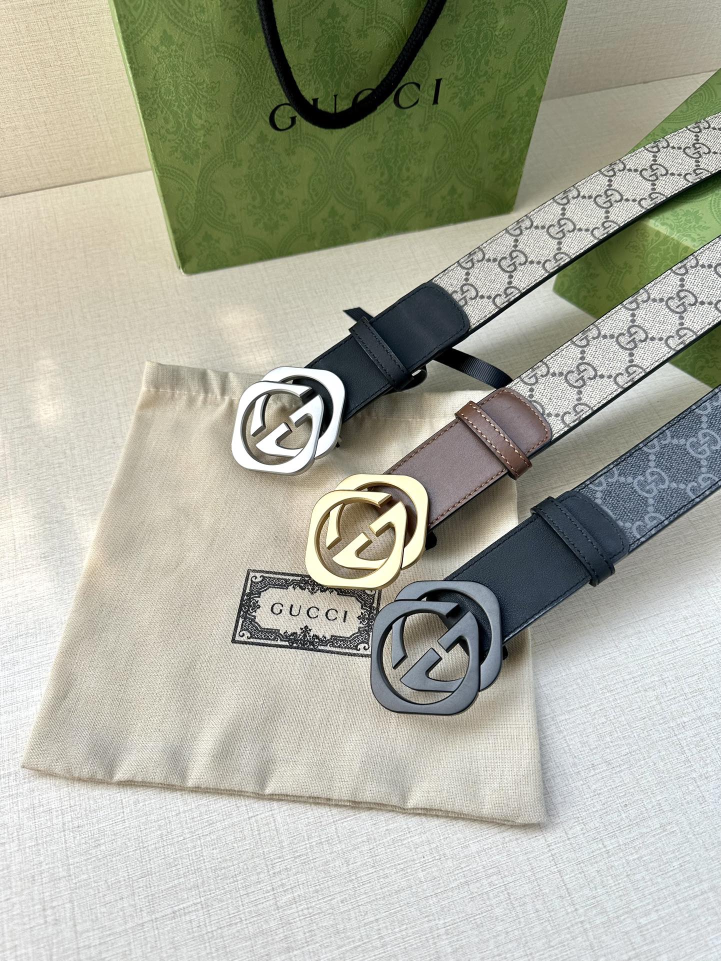 🅿️200 宽度4.0cm GUCCI 这款腰带在早秋系列中惊艳亮相，采用以标志性米色/乌木色组合呈现的