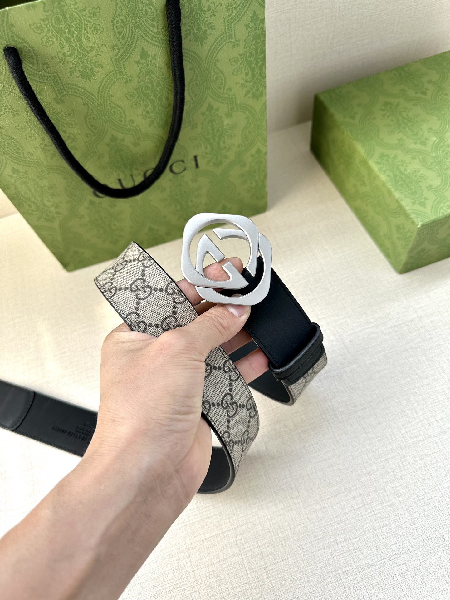 🅿️200 宽度4.0cm GUCCI 这款腰带在早秋系列中惊艳亮相，采用以标志性米色/乌木色组合呈现的