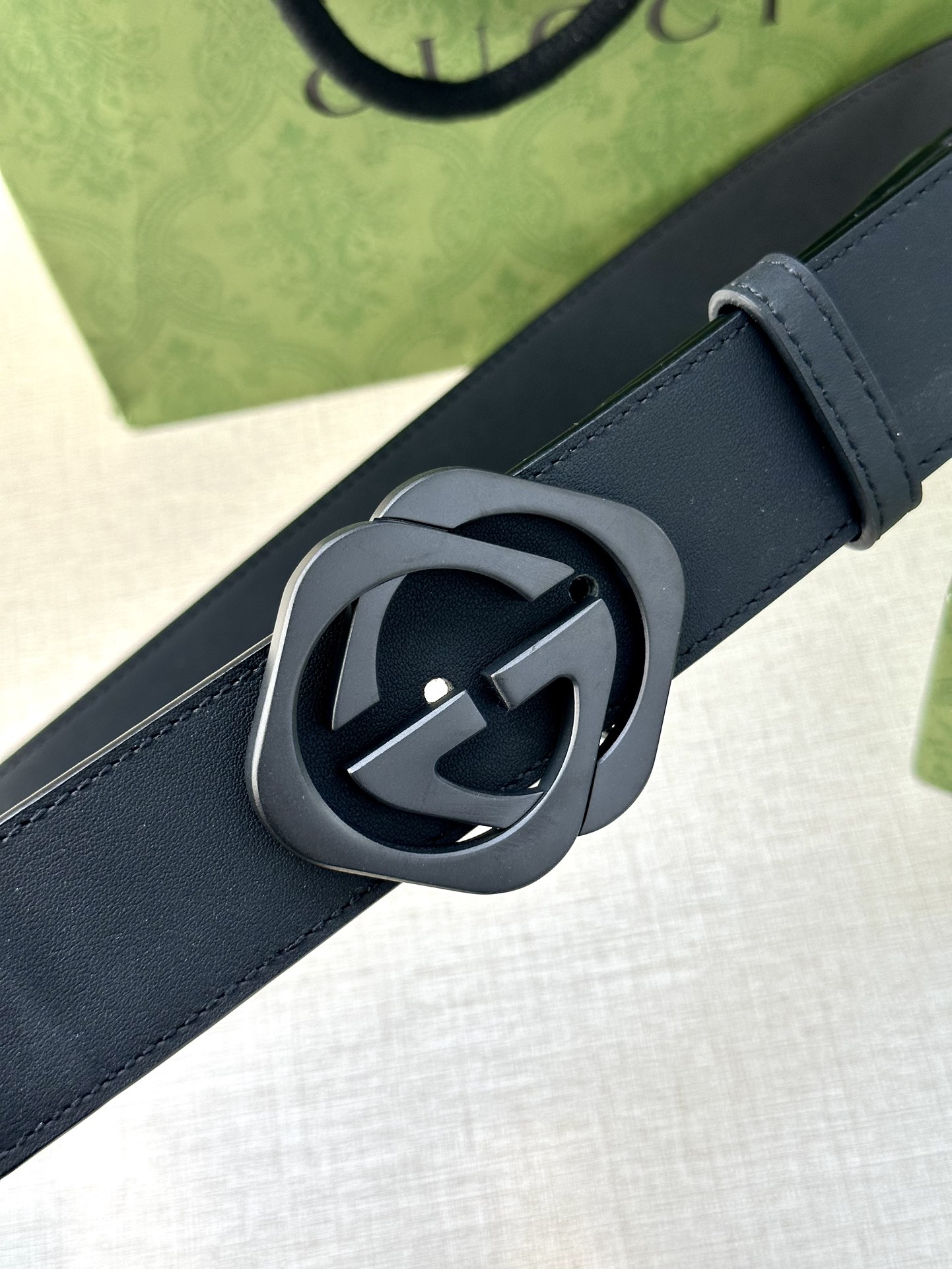 🅿️200 宽度4.0cm GUCCI 这款腰带在早秋系列中惊艳亮相，采用以标志性米色/乌木色组合呈现的