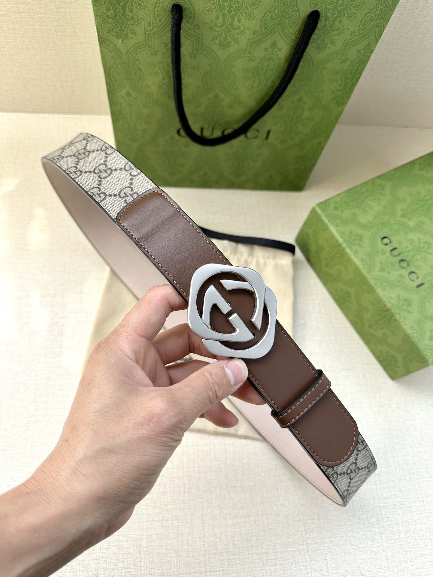 🅿️200 宽度4.0cm GUCCI 这款腰带在早秋系列中惊艳亮相，采用以标志性米色/乌木色组合呈现的