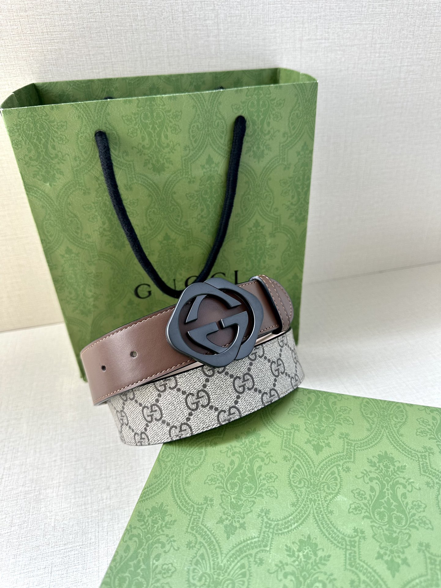 🅿️200 宽度4.0cm GUCCI 这款腰带在早秋系列中惊艳亮相，采用以标志性米色/乌木色组合呈现的