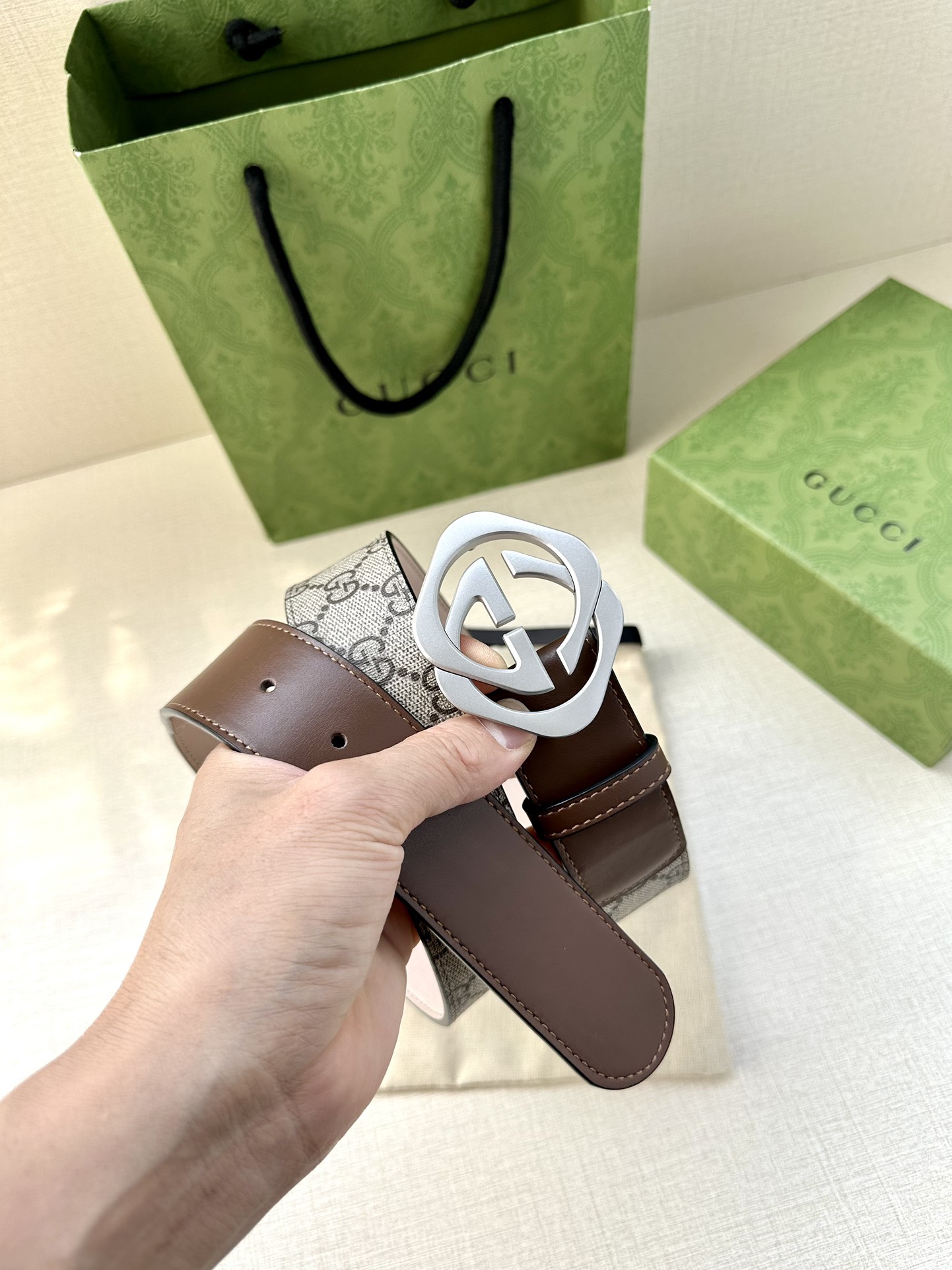 🅿️200 宽度4.0cm GUCCI 这款腰带在早秋系列中惊艳亮相，采用以标志性米色/乌木色组合呈现的